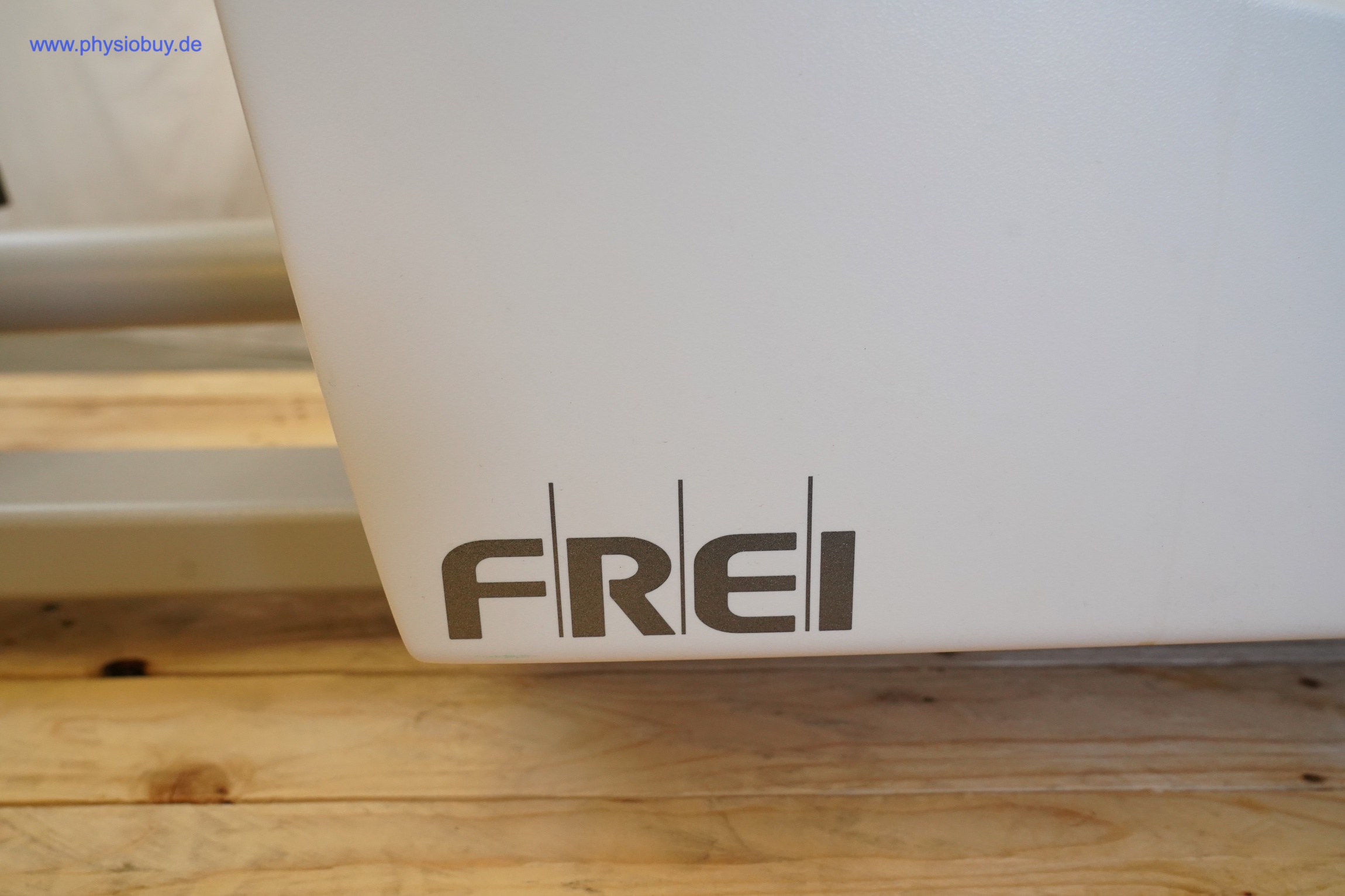 Emotion Atama motion Cross 600 med: FREI-Logo auf weißer Verkleidung, darunter ein Holzboden