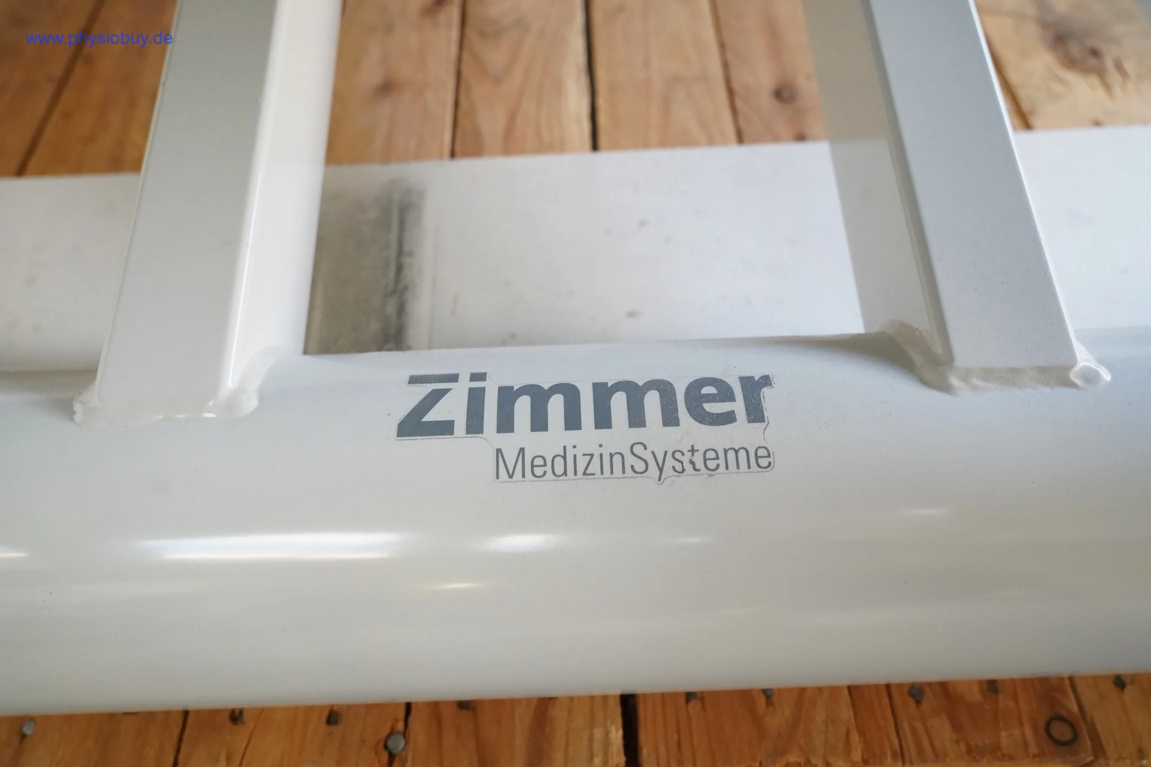 Zimmer aXion Bobath 2: weißes Rahmenrohr mit Zimmer-MedizinSysteme-Logo und verschweißten Streben