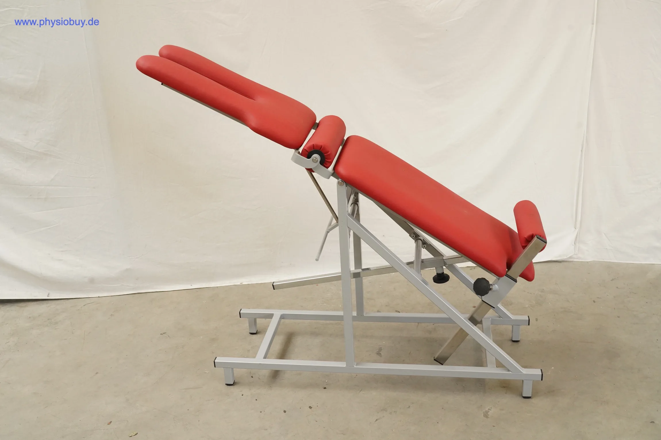 ProLine Winkeltisch mit rotem Polster in angewinkelter Position, Seitenansicht