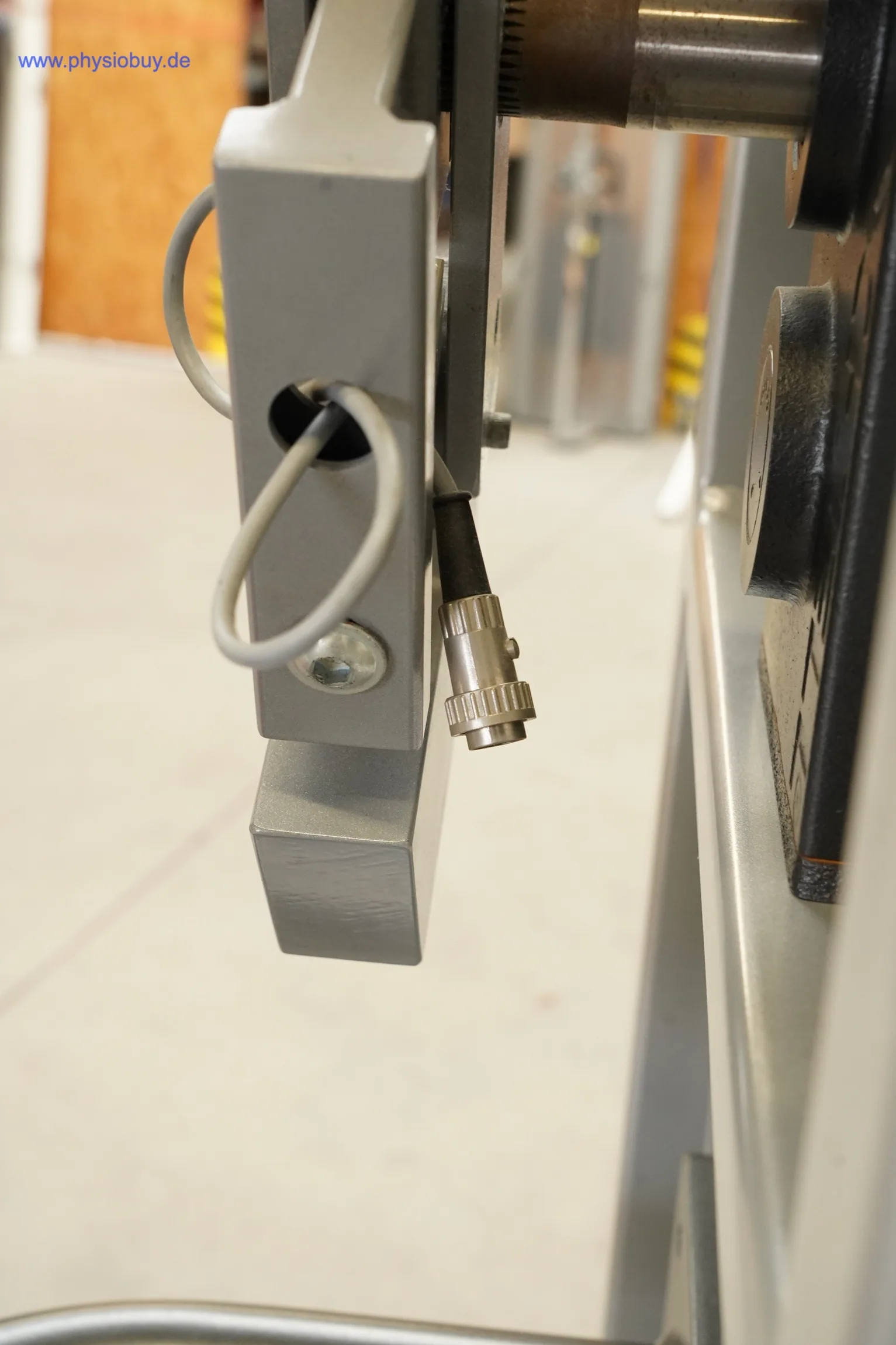Steckverbindung mit Kabel am SCHNELL HWS Trainer, Nahaufnahme, gebraucht