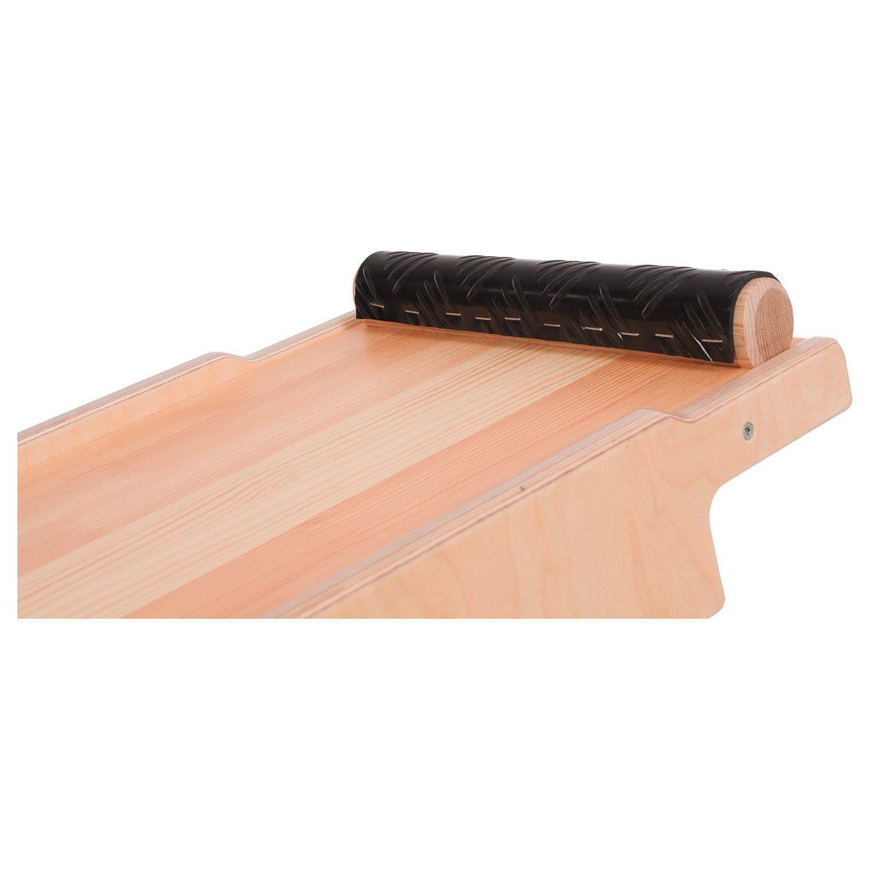 Rutsch- und Kletterbrett für Sprossenwand aus Holz, schräg von oben, mit schwarzer Polsterrolle am oberen Ende