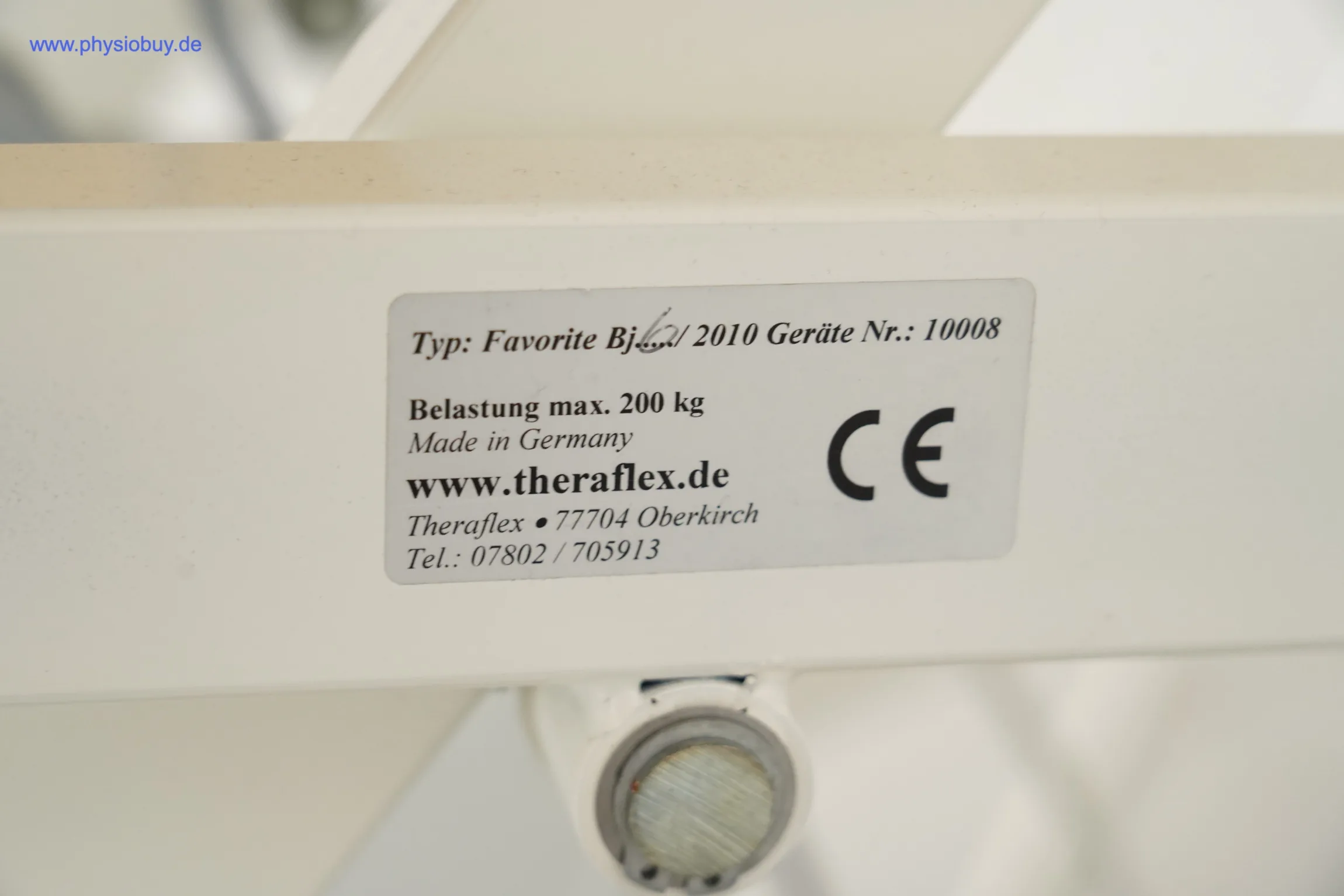 Typenschild der Theraflex Liege Favorite mit Baujahr und Belastungsangabe