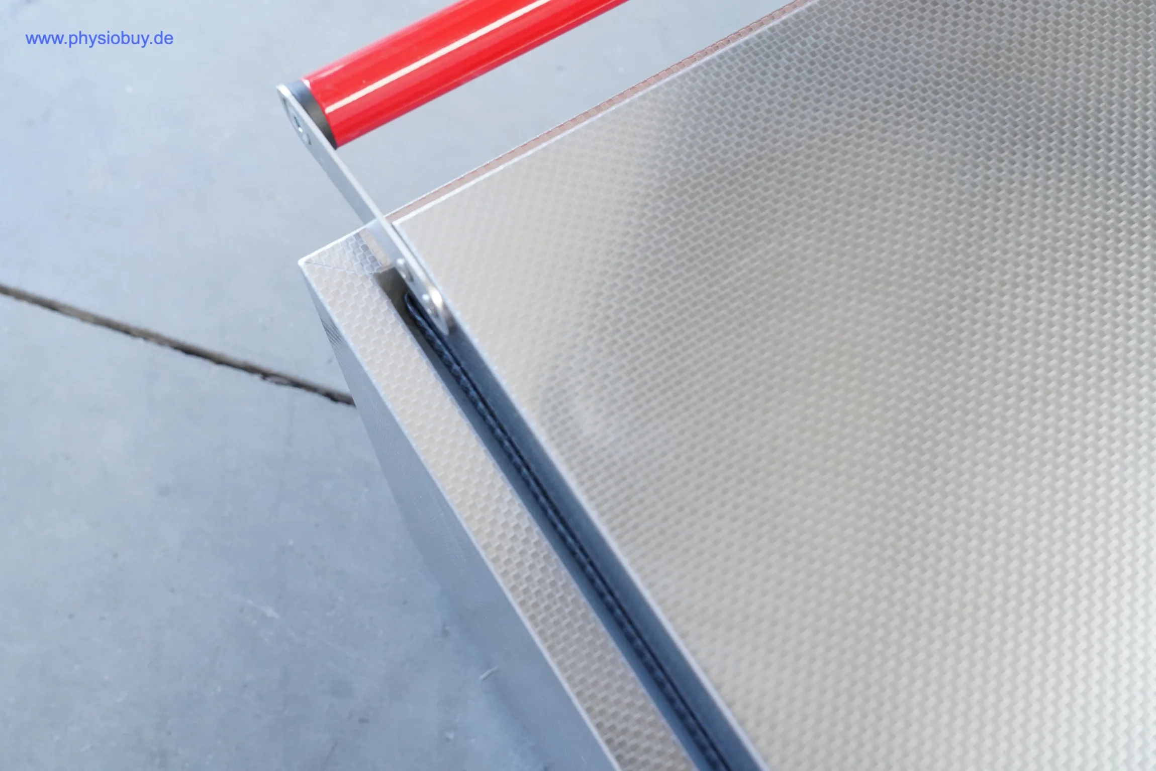 Ecke des Deckels des Heuser Wasserdampfbads WDB 5/4 mit rotem Griffstreifen, Nahaufnahme