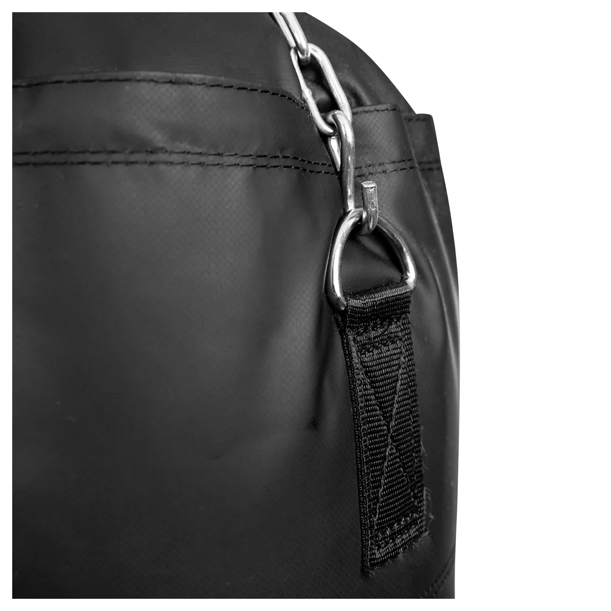 Schwarzer Boxsack, 100 cm, an Kette hängend, freigestellt