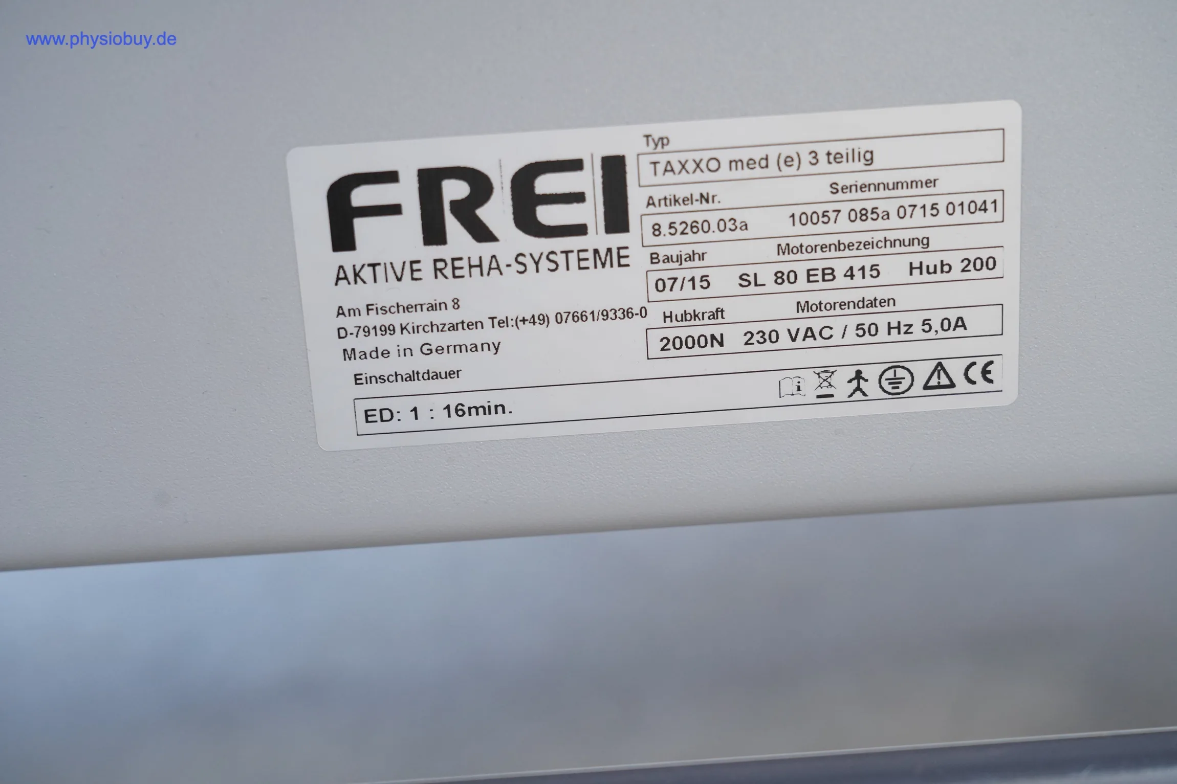 Typenschild „FREI TAXXO med (e) 3-teilig" mit technischen Daten, Nahaufnahme