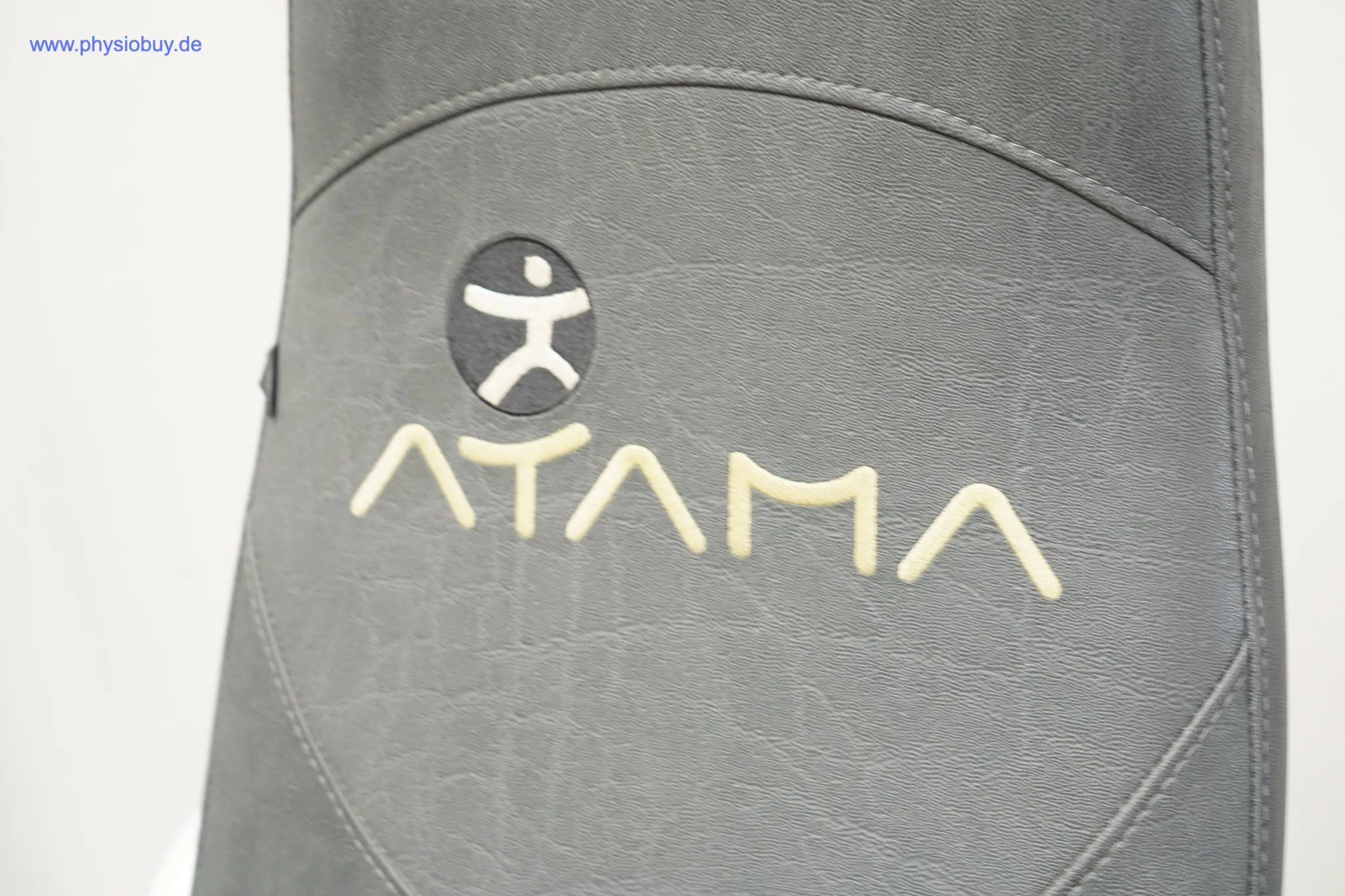 Sitzpolster des Gerätezirkels ATAMA/Excio Highline mit eingeprägtem ATAMA-Logo, Nahaufnahme