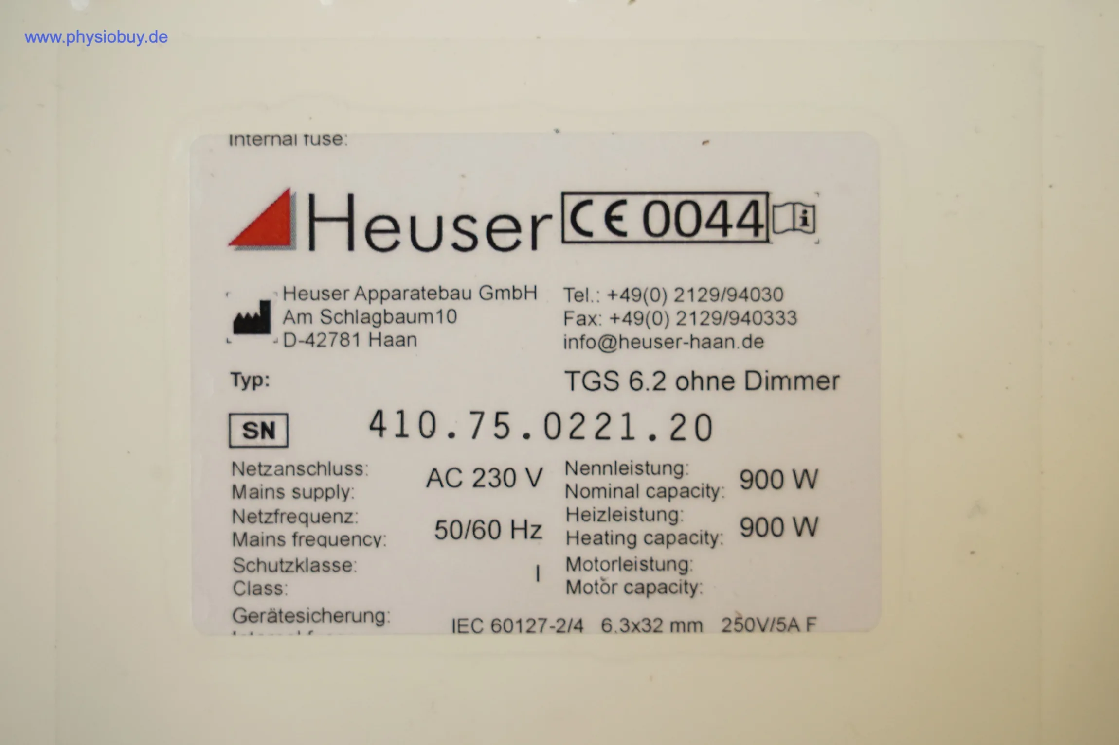 Typenschild des Heuser Rotlicht Strahlerkopfs TGS 6.2 mit Seriennummer, 230 Volt und 900 Watt Nennleistung