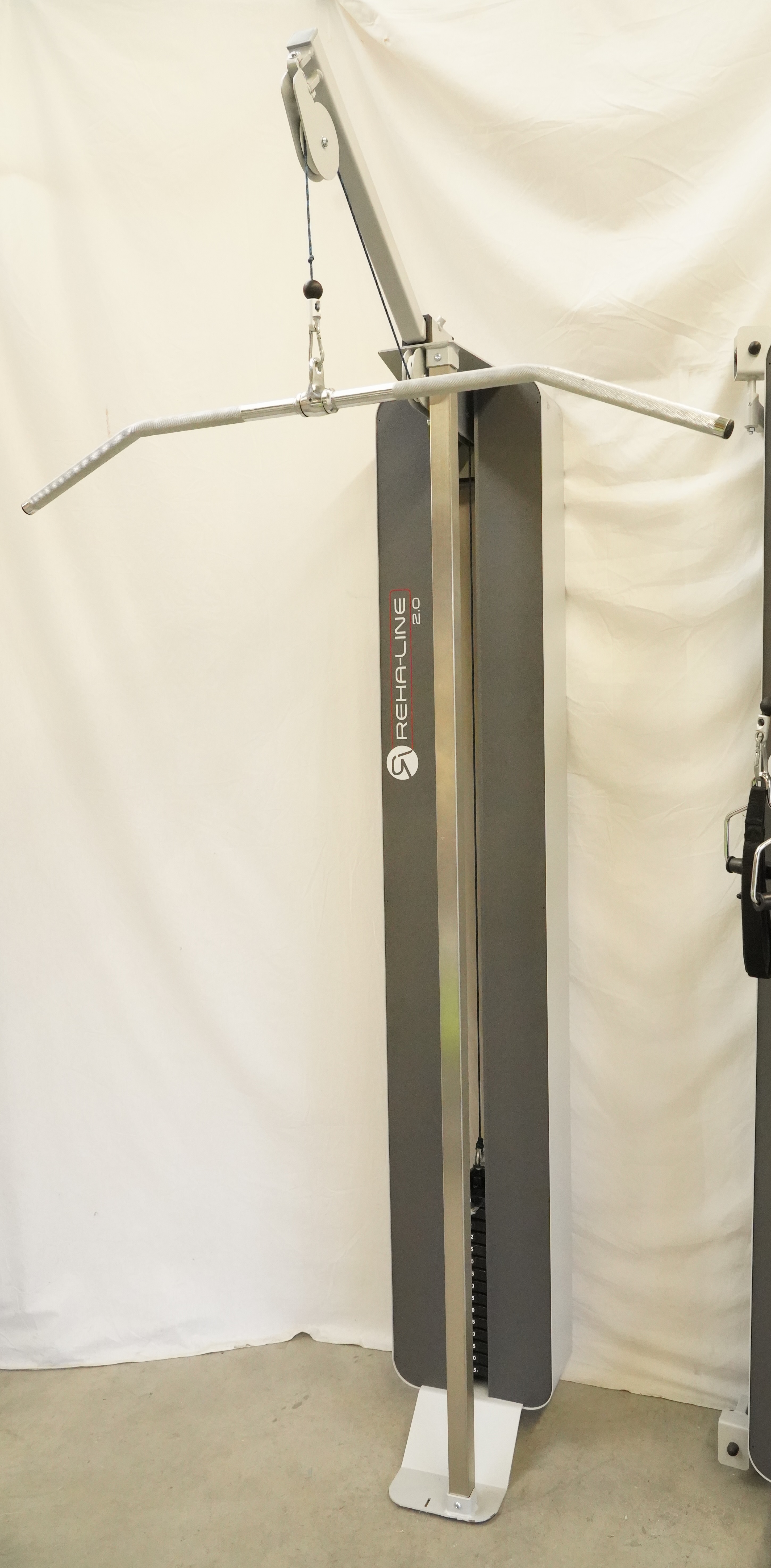 SVG RehaLine 2.0 KG-Gerätesatz: Kabelzug mit Latstange und Umlenkrolle, Gewichtsblock in grauer Säule, Gesamtansicht von vorn