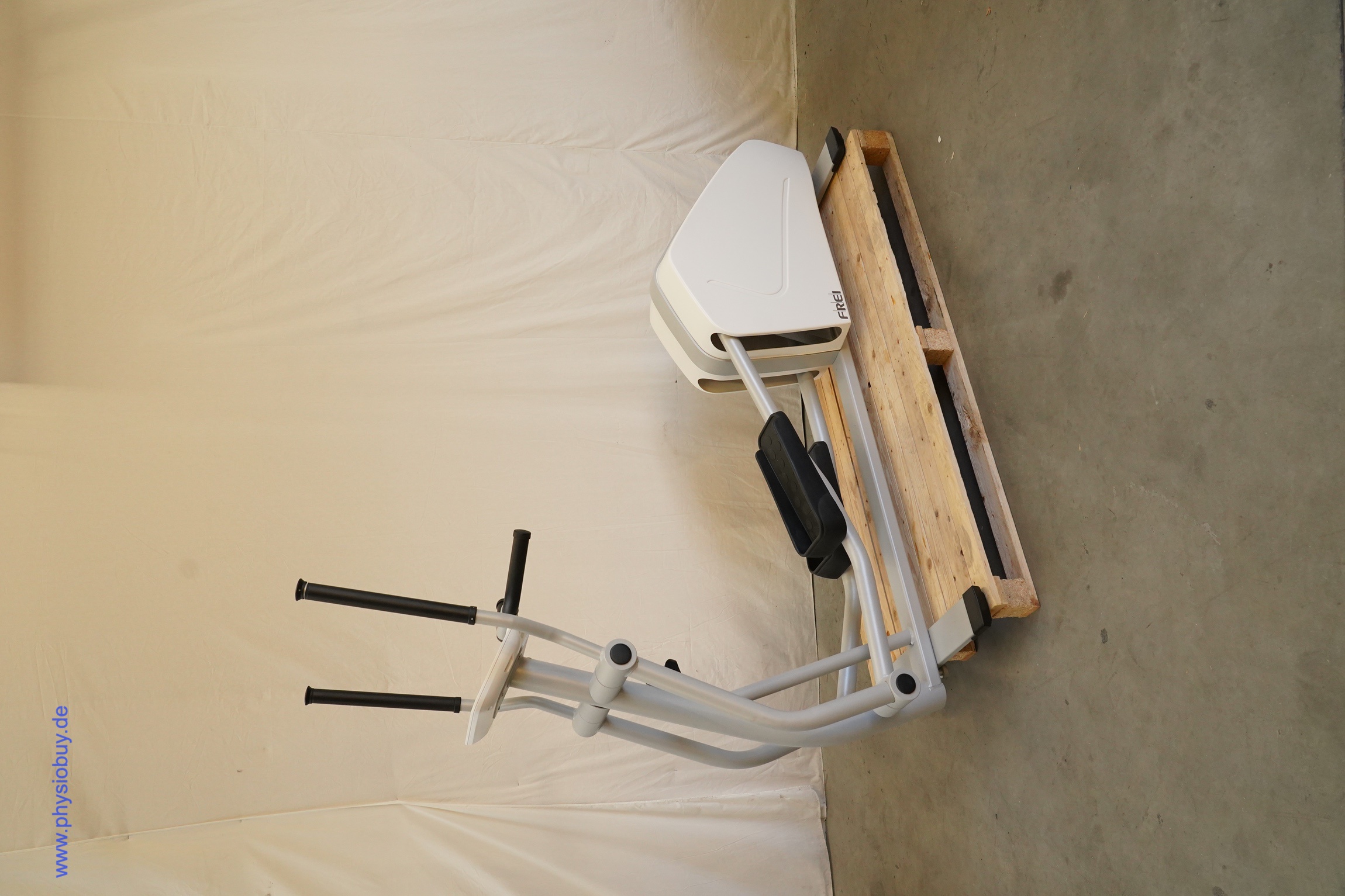 Emotion/Atama motion Cross 600 med Crosstrainer schräg von der Seite auf einer Holzpalette