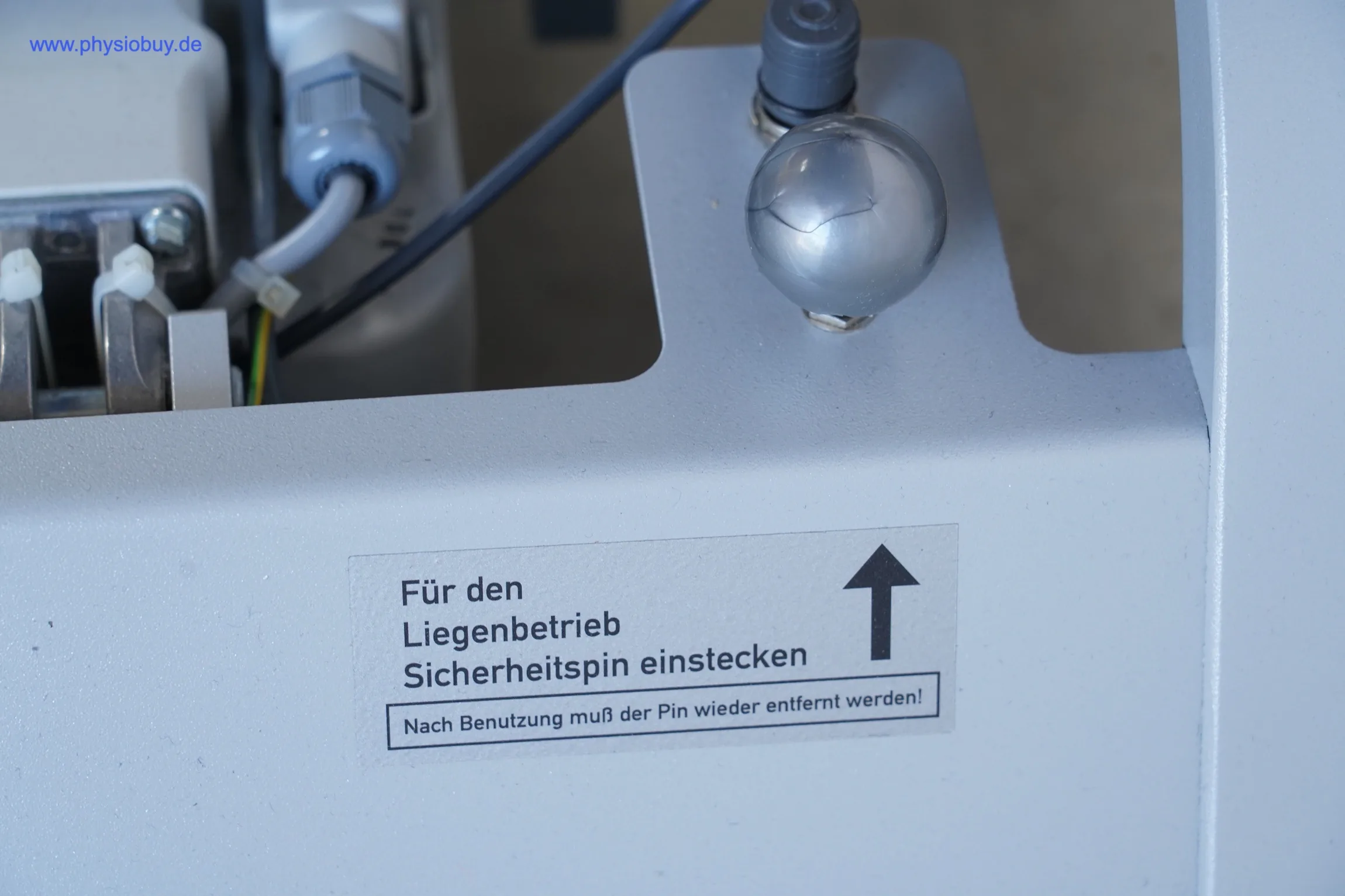 Anschluss für den Sicherheitspin an der FREI Taxxo Universal mit Warnhinweis