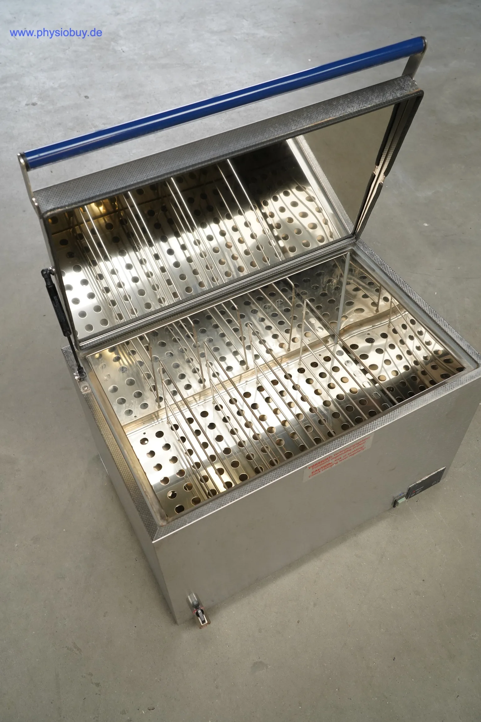 Wärmeträger-Aufbereiter mit geöffnetem Deckel und perforierter Einlage aus dem Praxispaket