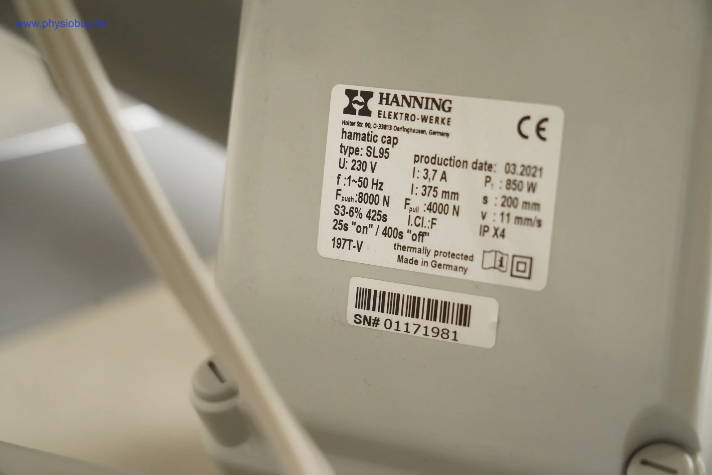 Typenschild des Hanning-Antriebs SL95 mit Seriennummer an der gebrauchten Pino XPert+ Therapieliege