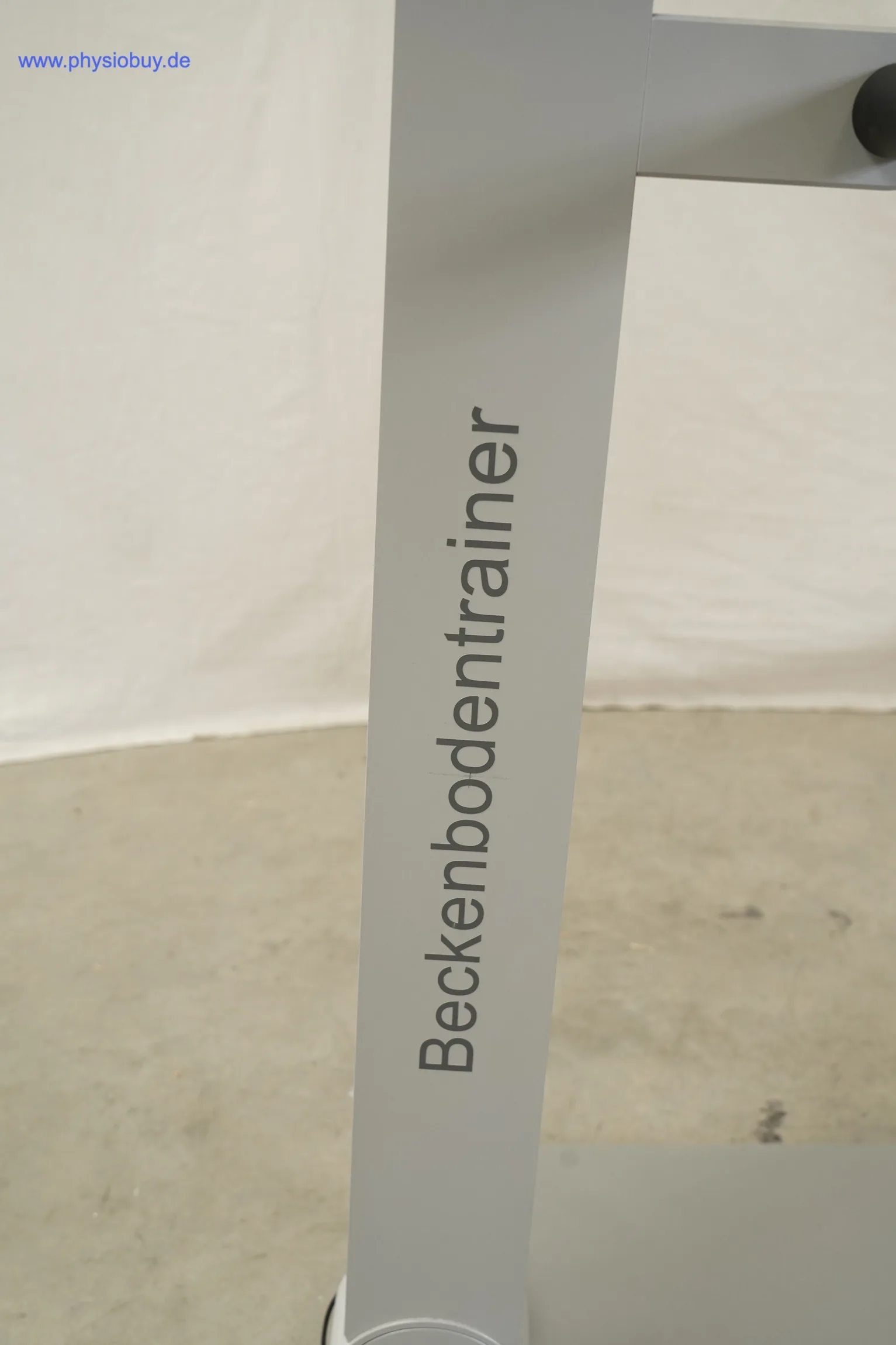 Säule des Pelvictrainers mit der Beschriftung „Beckenbodentrainer“