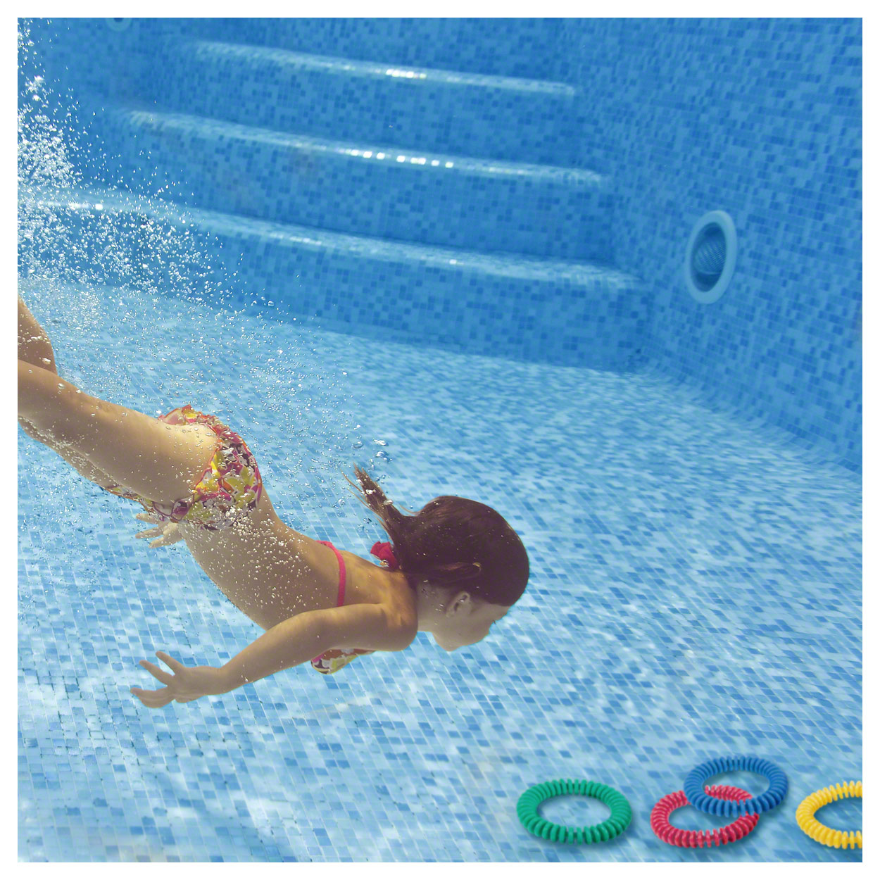 Lamellenring als Tauchring am Beckenboden, Kind schwimmt im Pool darauf zu