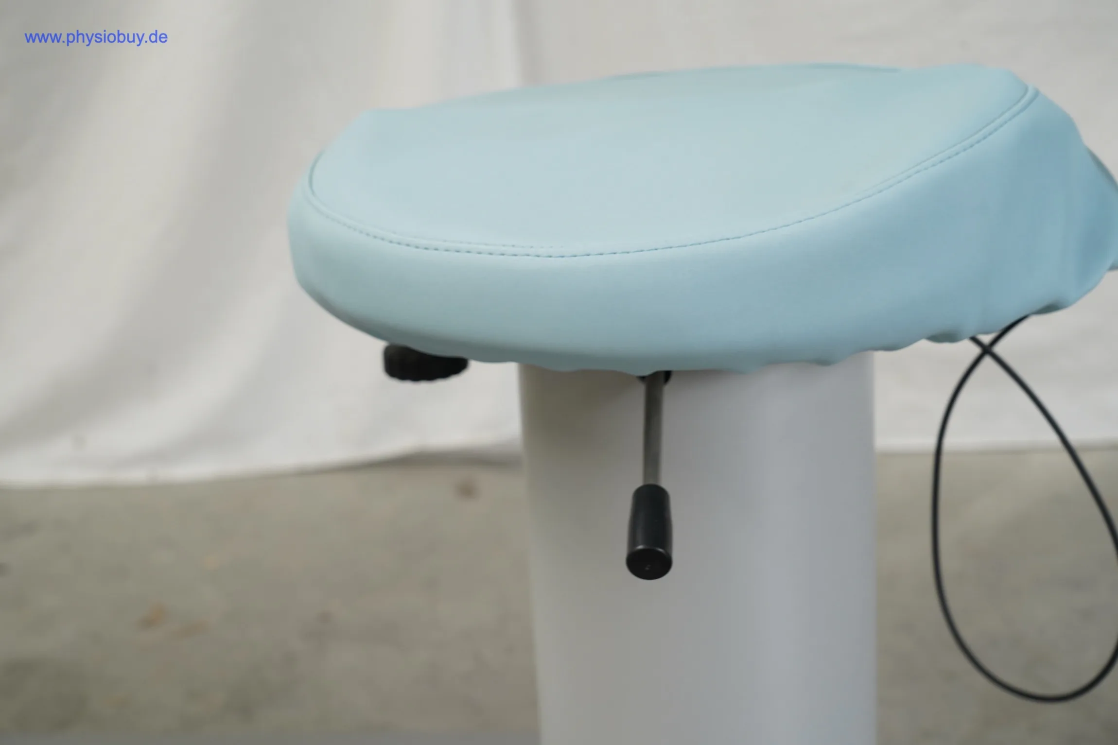 Sitzpolster des Pelvictrainers in Hellblau mit Verstellknopf, Detailansicht