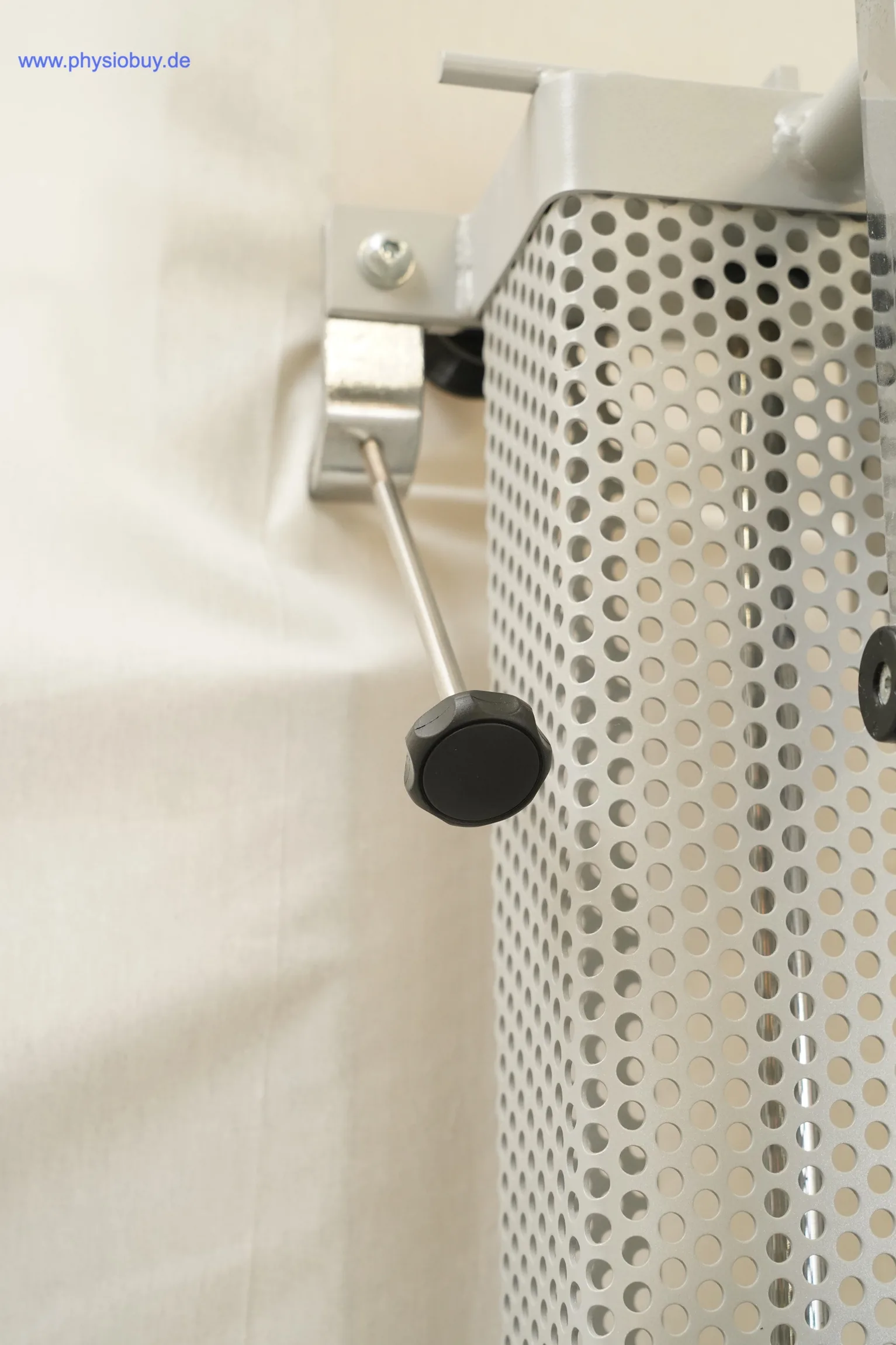 FREI Zugapparate Cover-Line Universal: Klemmgriff der Verschiebevorrichtung neben perforierter Metallverkleidung