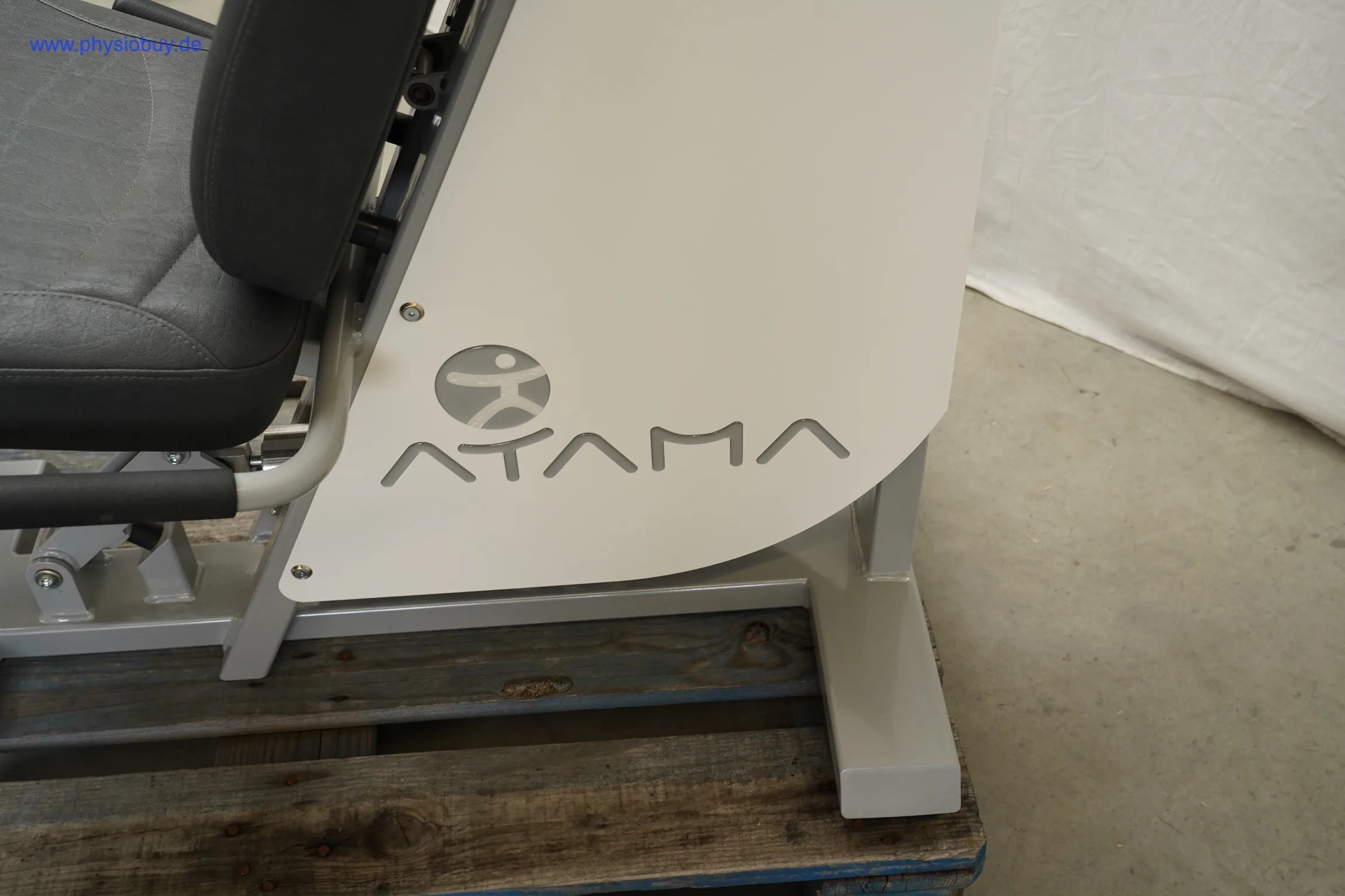 ATAMA Excio Gerätezirkel Highline, ATAMA-Logo an der Geräteverkleidung, Nahaufnahme