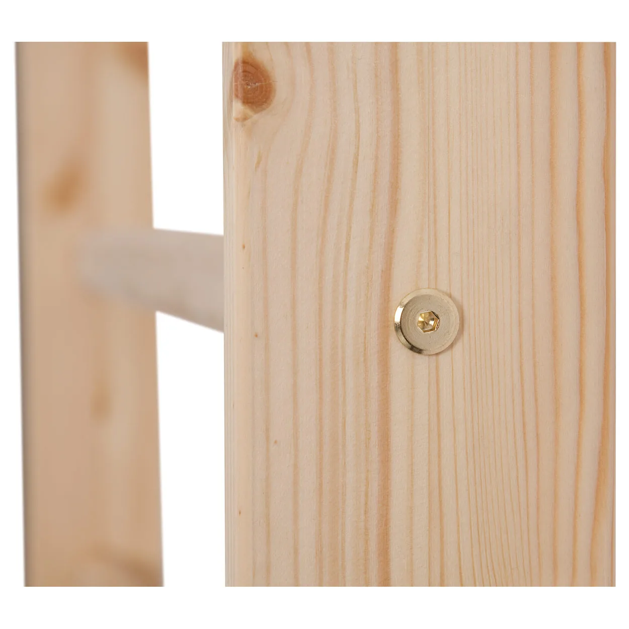 Sprossenwand aus Holz, Nahaufnahme der Schraubverbindung an der Sprosse