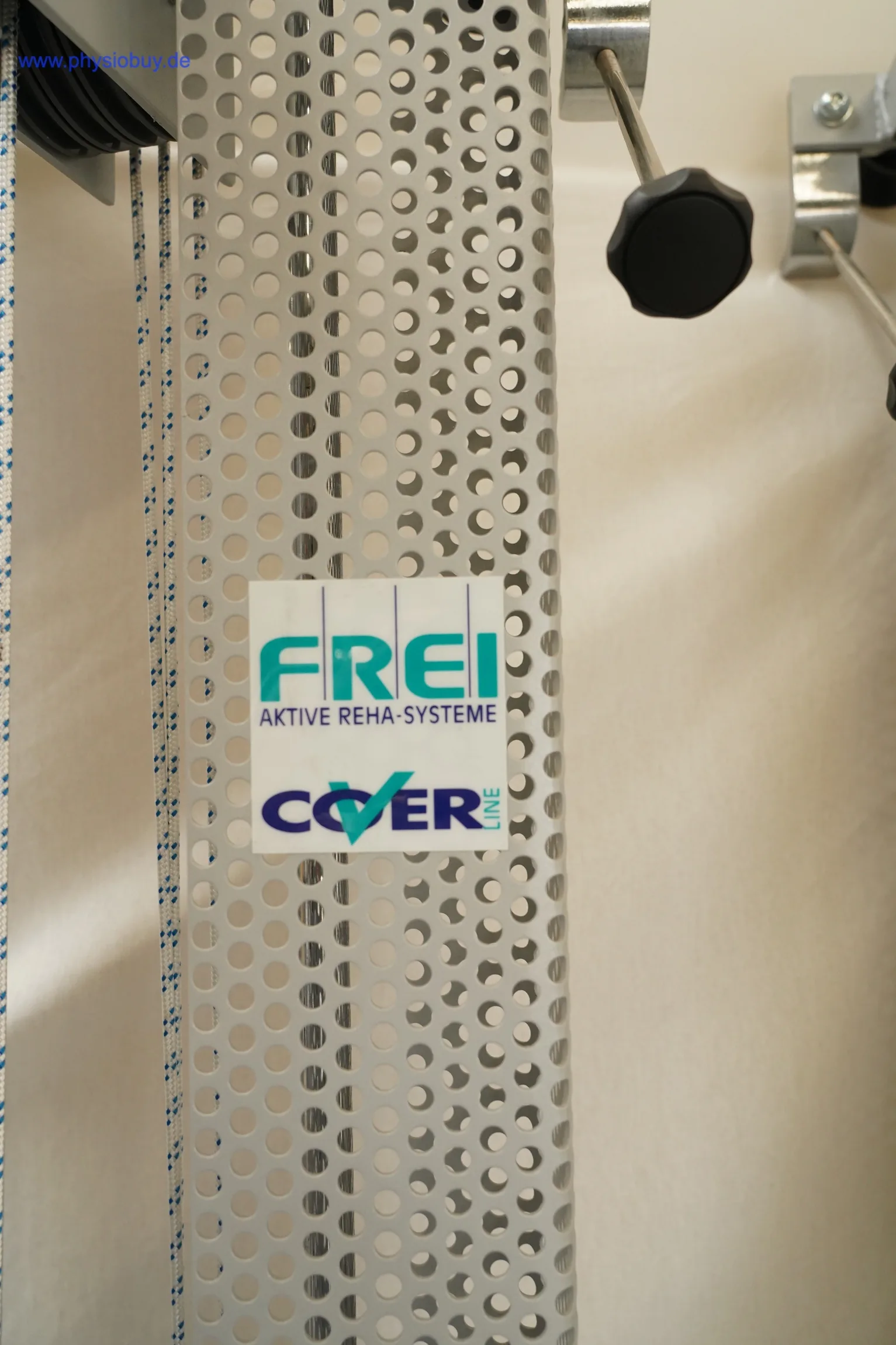 FREI Zugapparate Cover-Line Universal: Aufkleber FREI Aktive Reha-Systeme auf perforierter Säule neben Seilzügen
