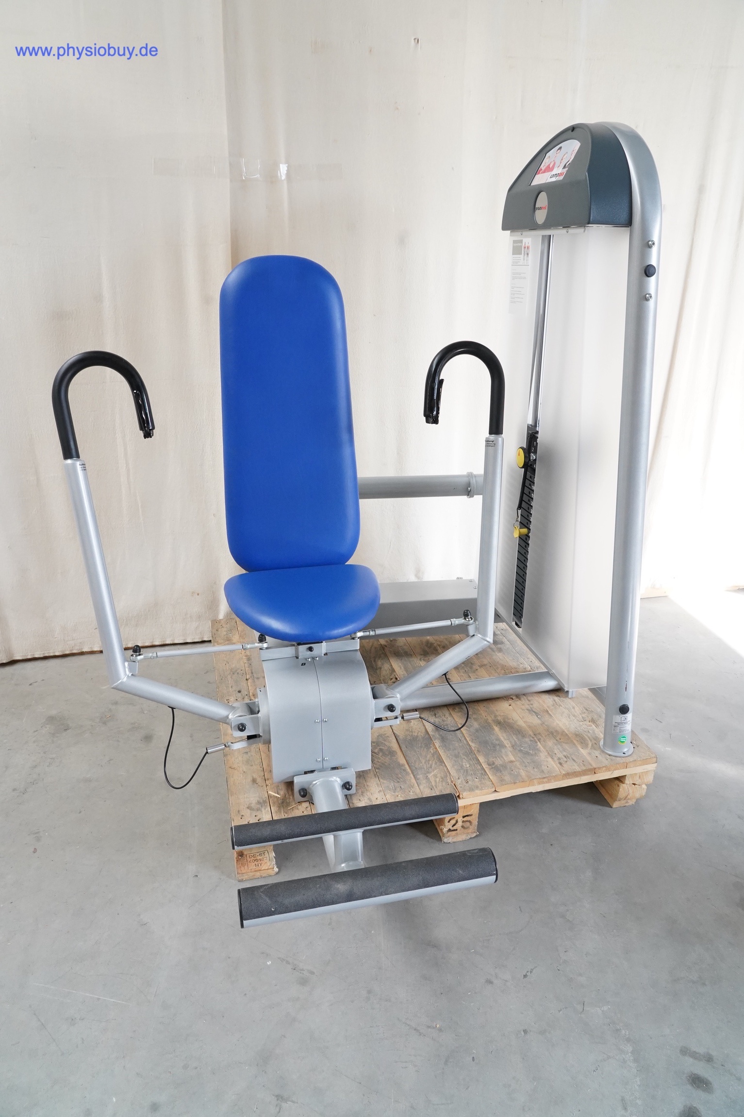 Proxomed Compass 530 Brustpresse/Ruderzug auf Palette, Ansicht von vorne