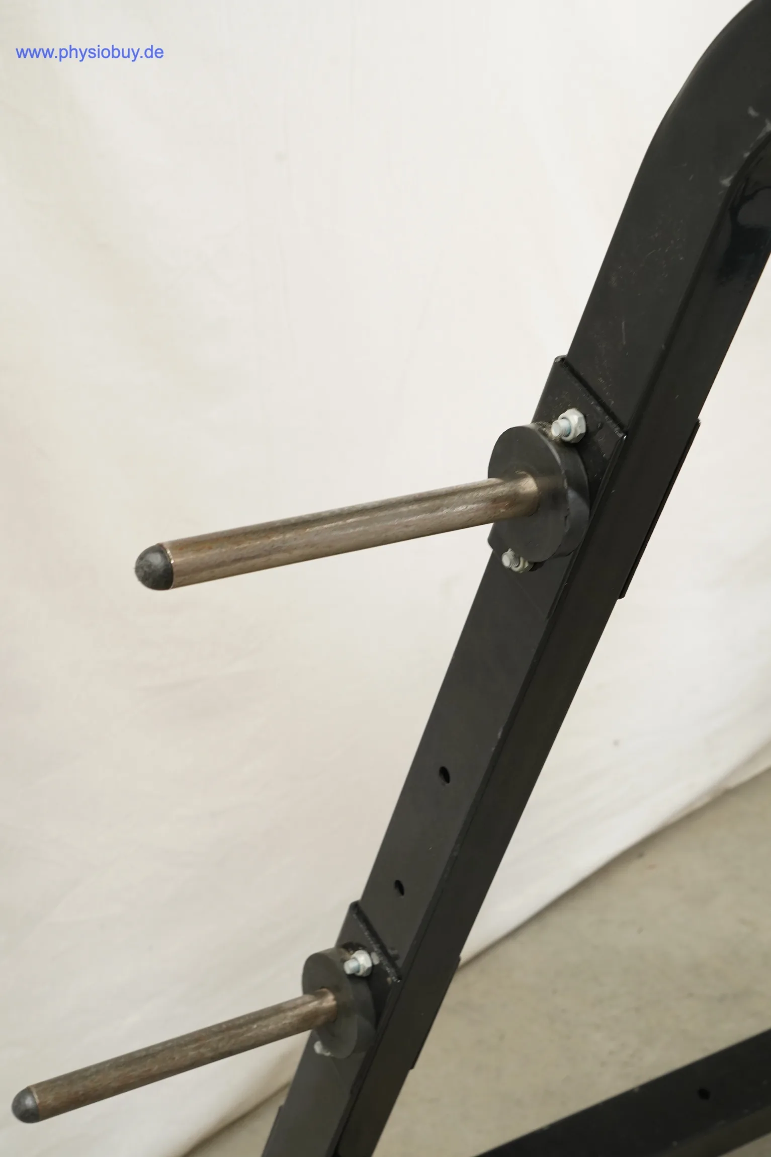 Ablagestifte des Squat Rack für die Langhantel, Detailansicht am schwarzen Rahmen