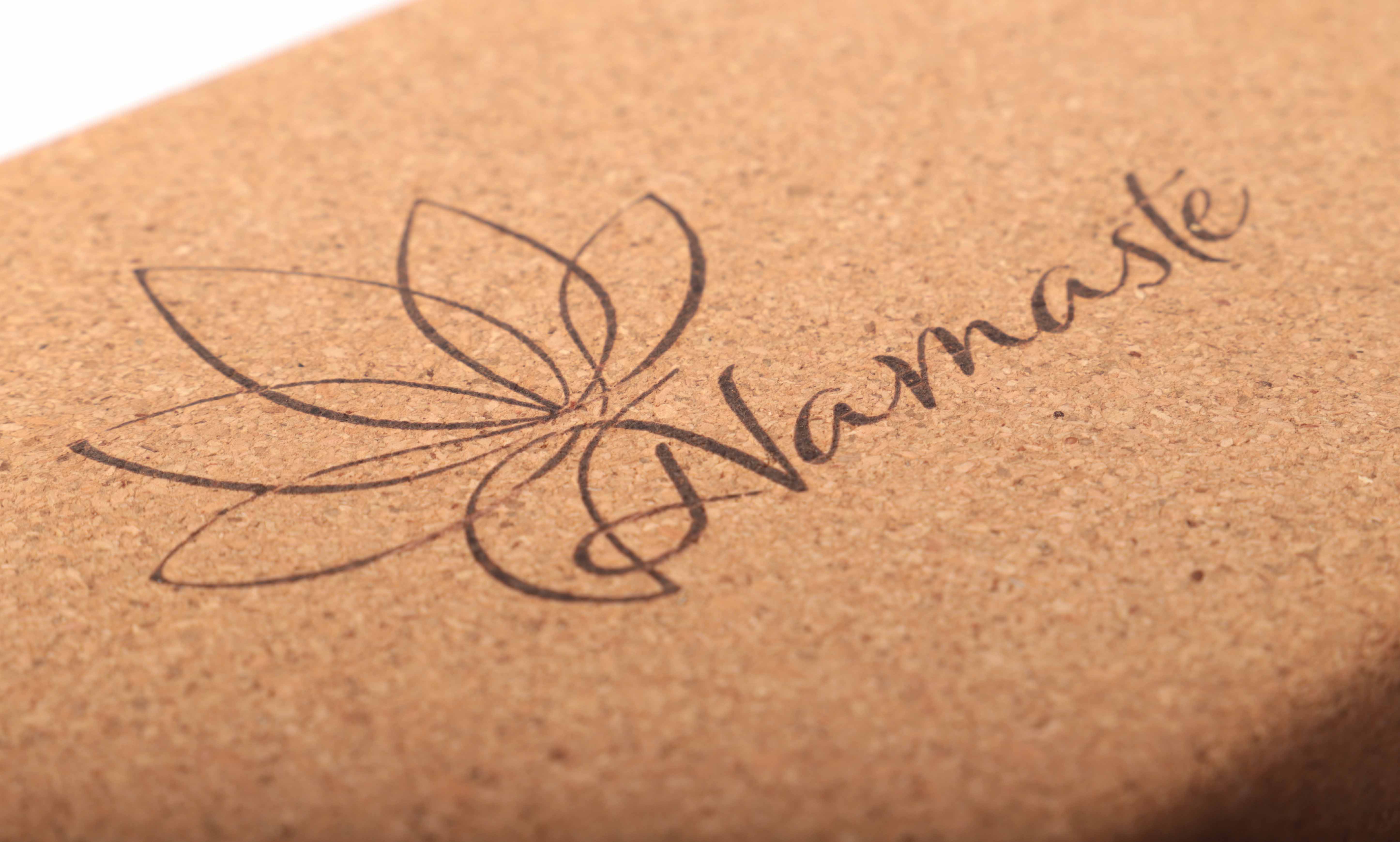 Nahaufnahme der Korkoberfläche mit eingeprägtem Namaste-Lotus-Logo