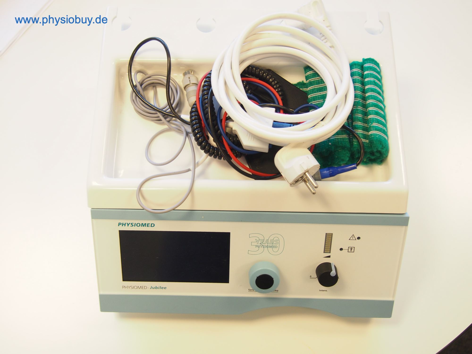 Elektrotherapiegerät Physiomed Jubilee mit Display, Bedienknöpfen und aufgelegten Kabeln