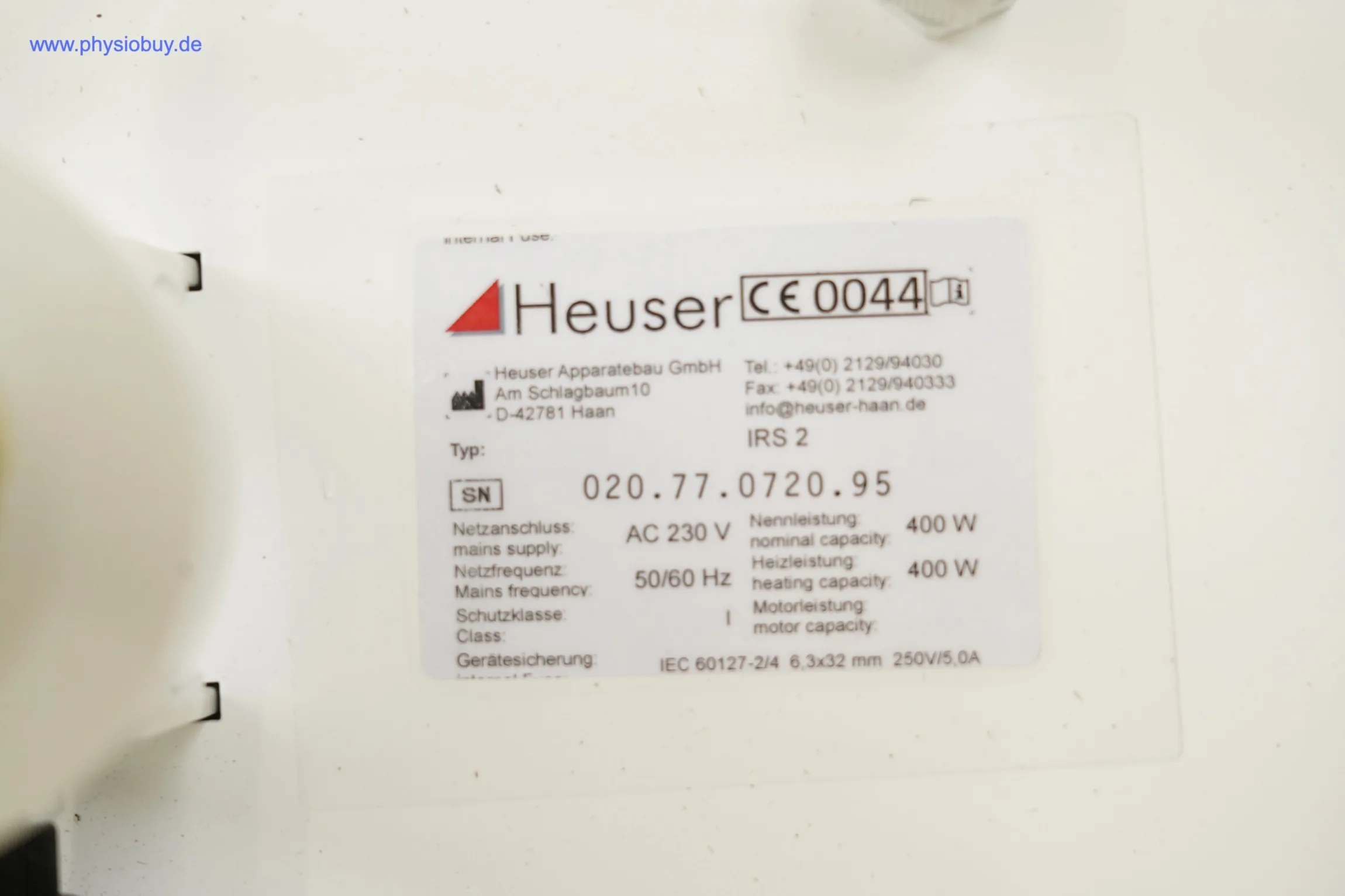 Typenschild des Heuser IRS 2 mit CE-Kennzeichen, Seriennummer, Netzspannung 230 V und Nennleistung 400 W