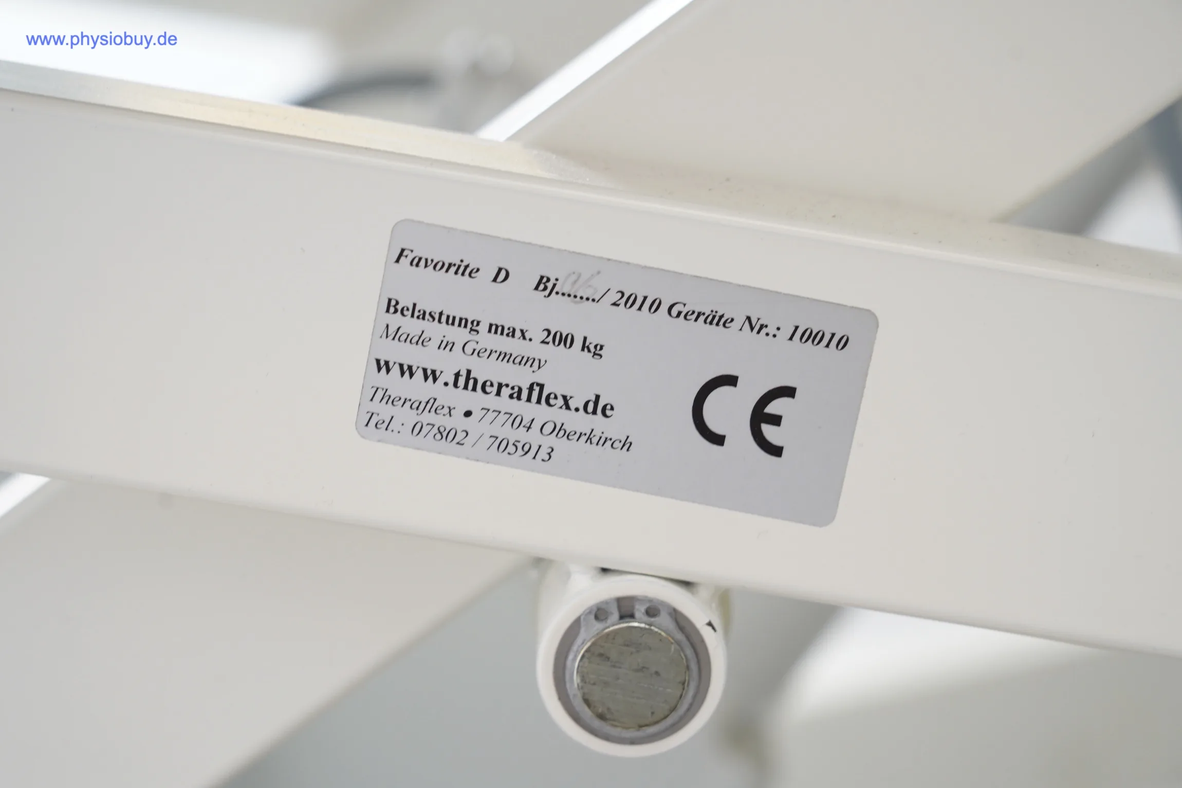 Typenschild der Theraflex Liege Favorite D mit Baujahr und Belastungsangabe