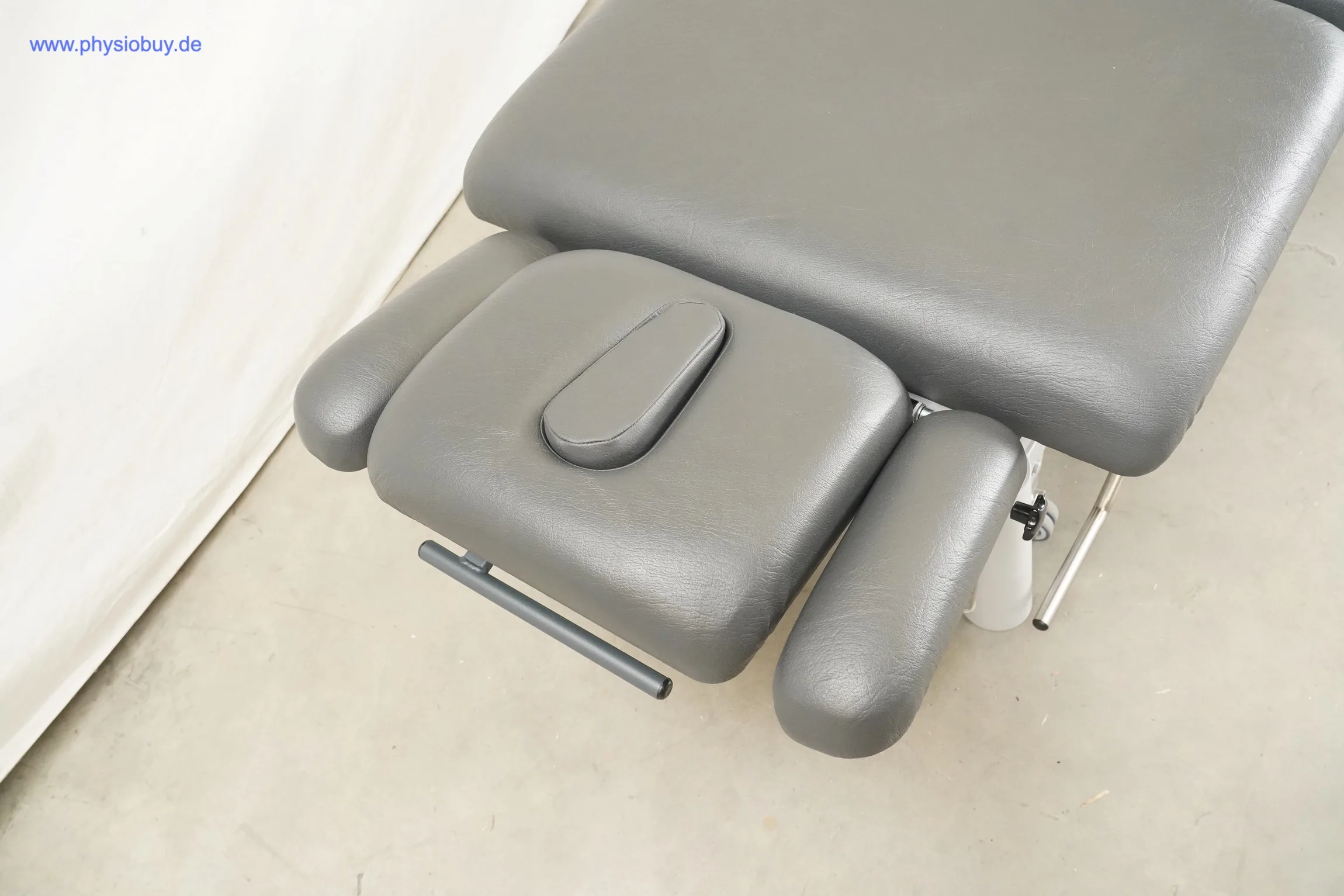 PINO XPert+ Therapieliege in Grau, Kopfteil mit Gesichtsauflage und seitlichen Armstützen von schräg oben
