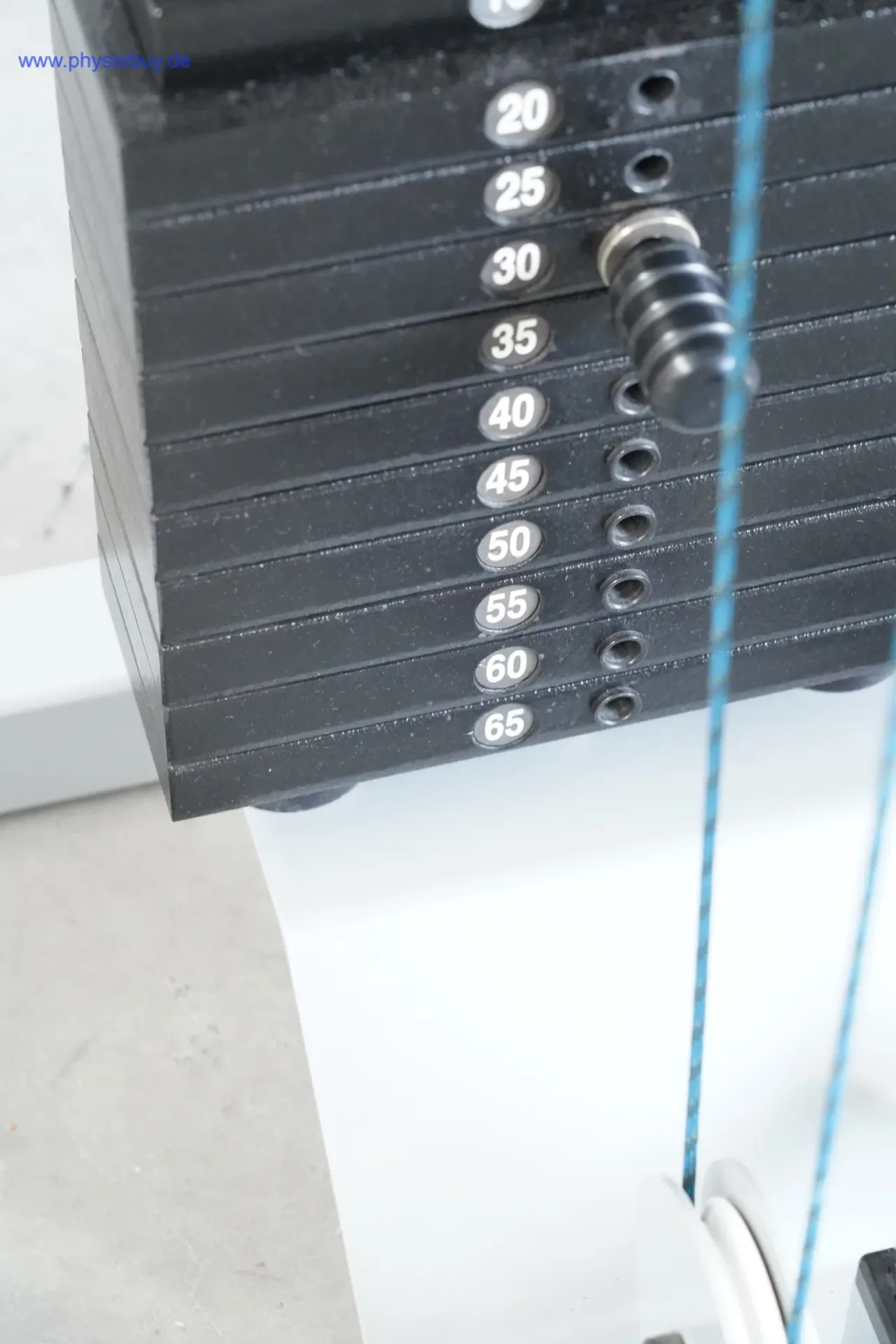 Proxomed Compass 530 KGG-Satz: Gewichtsblock mit nummerierten Platten von 20 bis 65 und Steckstift, blaues Zugseil daneben