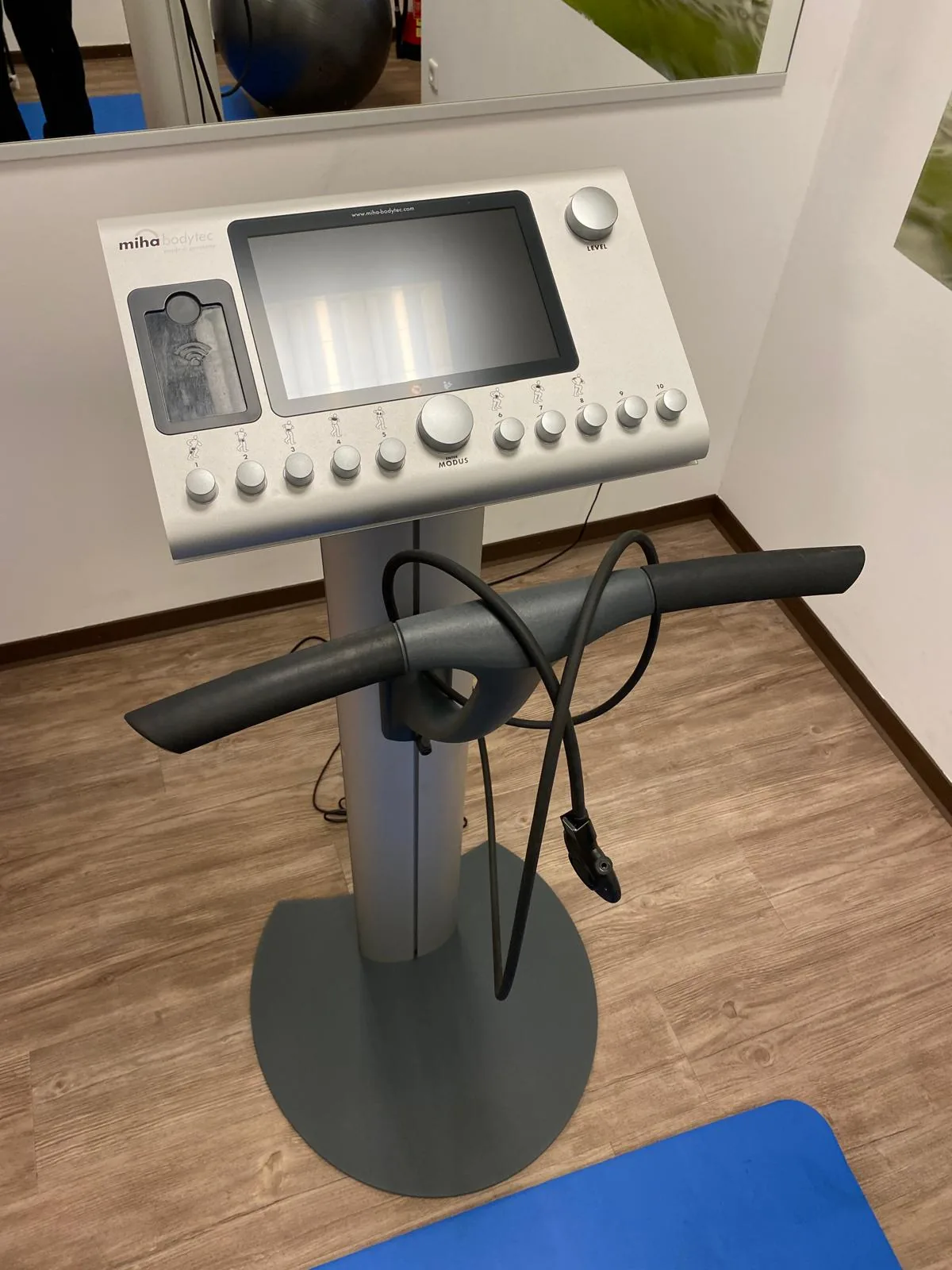 miha bodytec II EMS-Gerät auf Bodenständer mit Haltegriff und Bedienpanel, Gesamtansicht