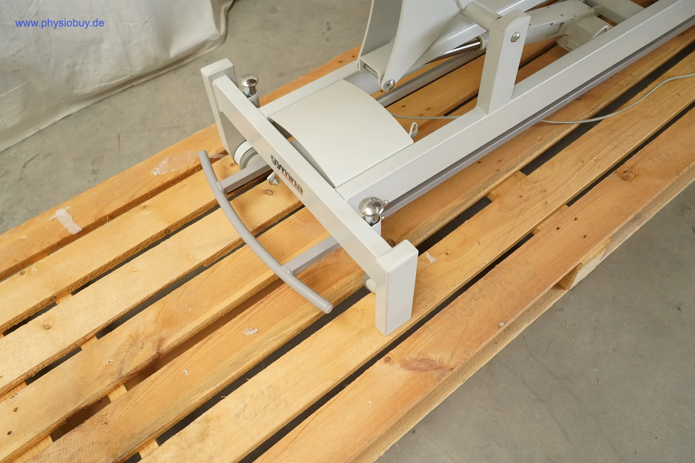 Elektromotor der Höhenverstellung der Gymna Duoplus advanced Therapieliege, Nahaufnahme