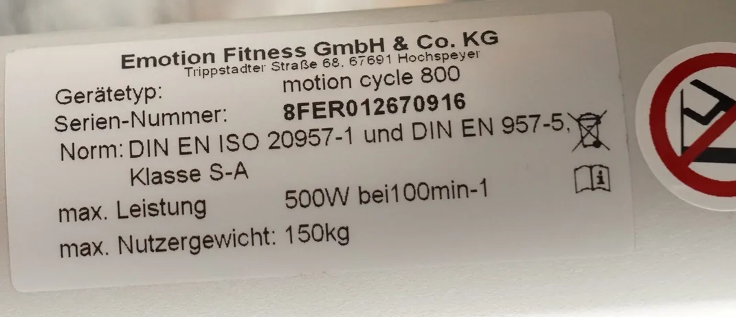 Typenschild des Ergometers mit Seriennummer, Nahaufnahme