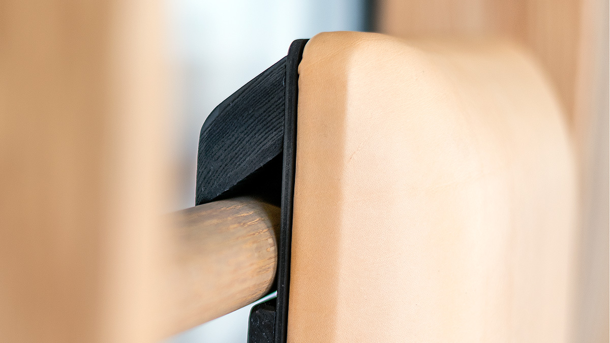 Ecke der Polsterung der NOHrD WallBars Schrägbank neben einer Holzsprosse