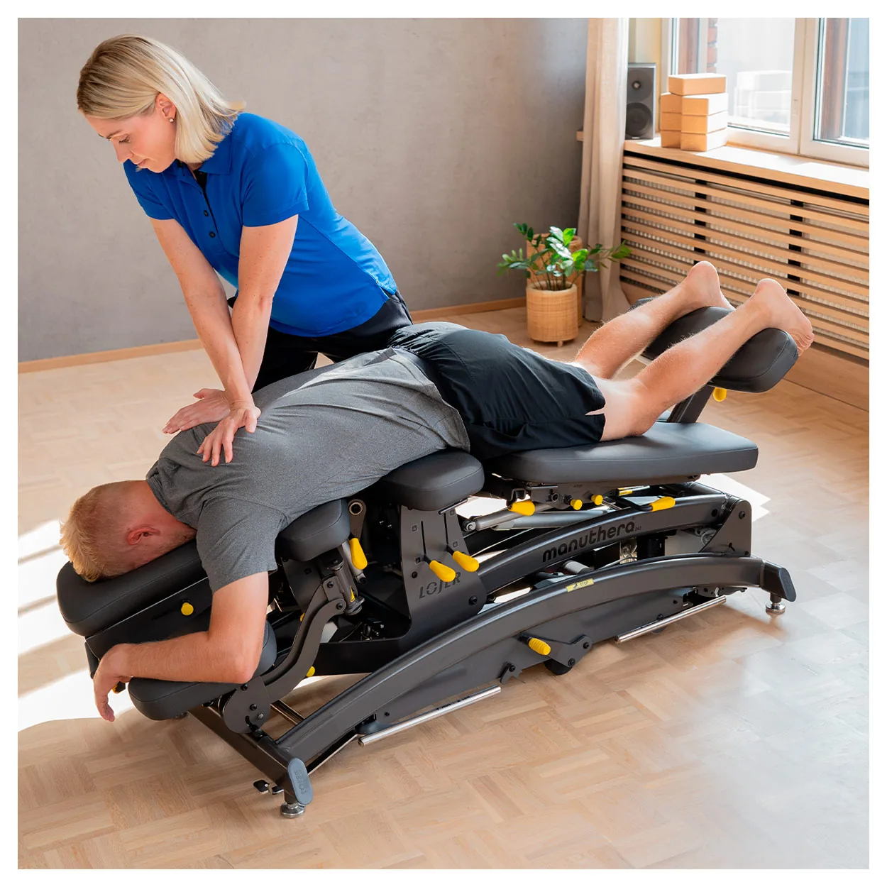 Lojer Manuthera 242 mit Therapeutin bei Mobilisationsbehandlung