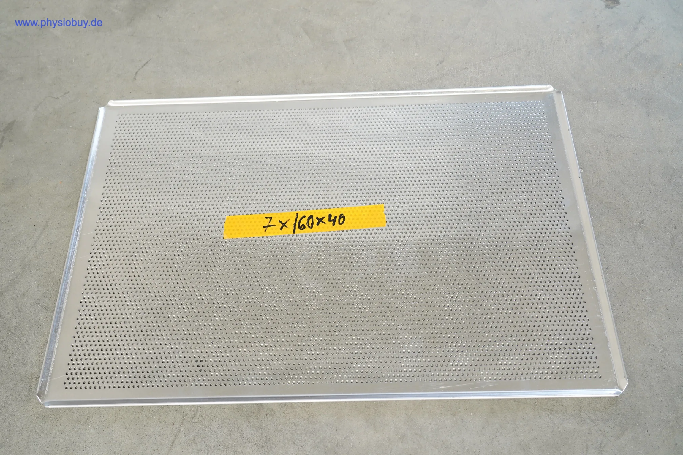 Perforiertes Fango-/Warmhalteschrankblech aus Metall mit Größenangabe 7x160x40