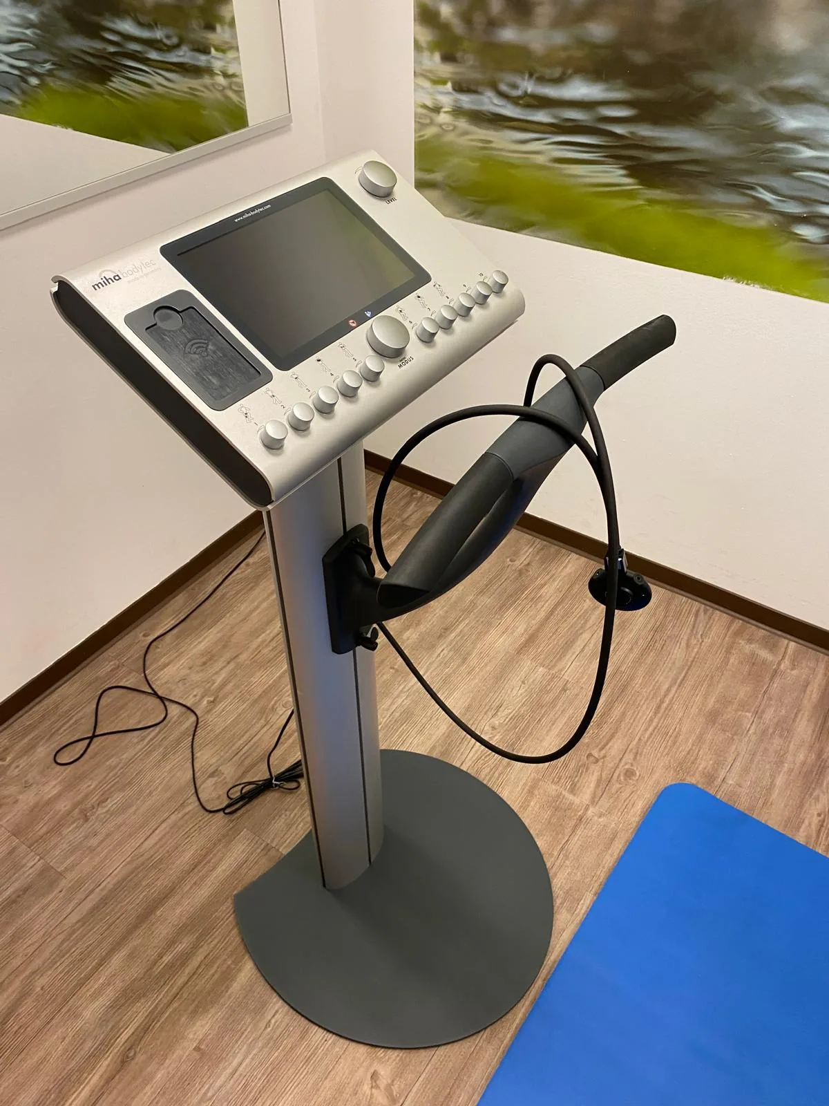 Im Kundenauftrag: miha Bodytec II. medical inkl. Bodenständer EMS-Gerät