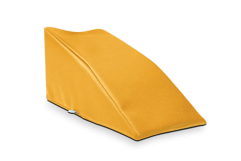 Lymphdrainagekeil für den Arm in Goldgelb, schräg von vorne