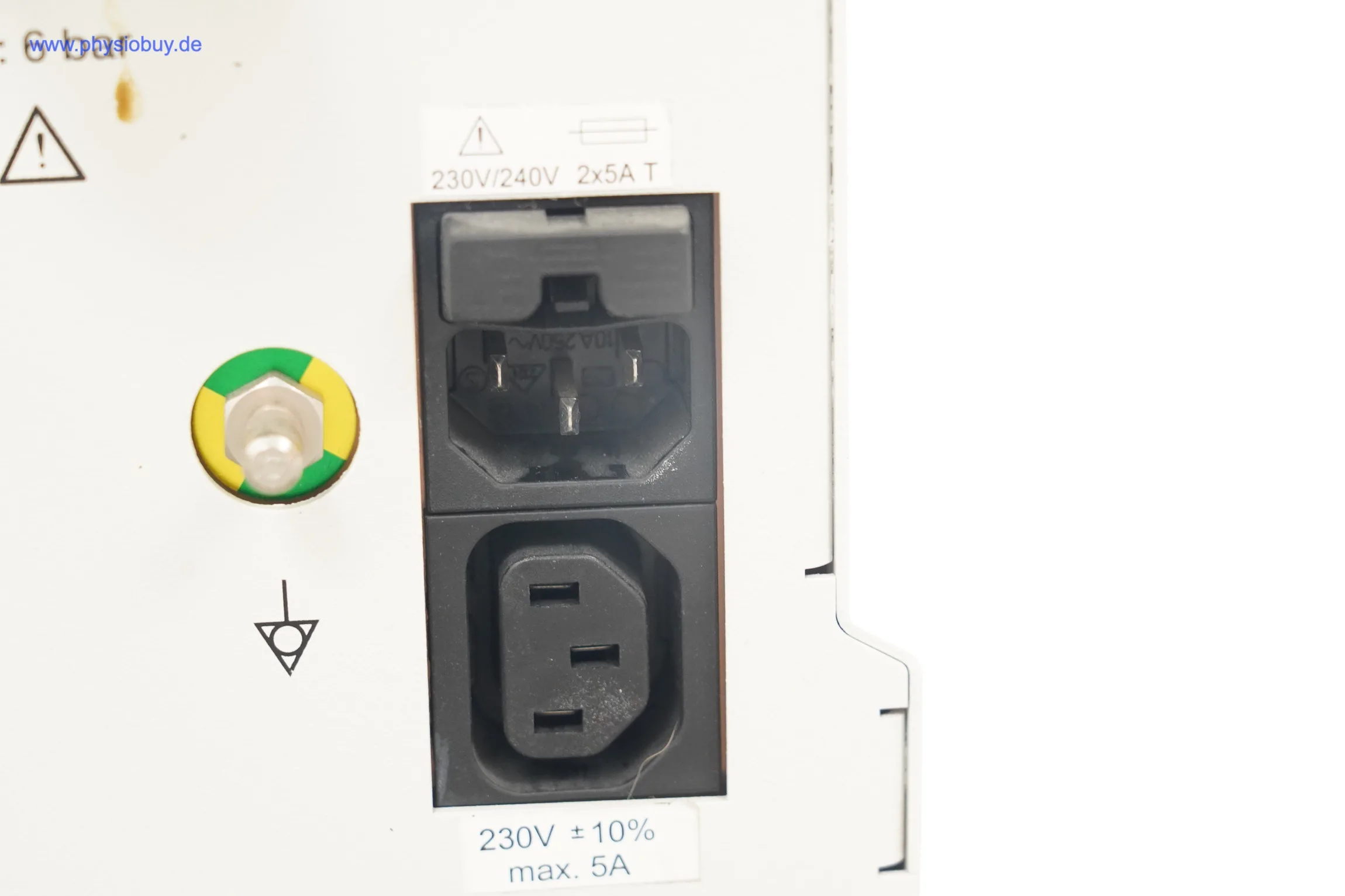 Nahaufnahme Netzanschlüsse und Sicherung an der Rückseite des Storz-Energy-Kompressors