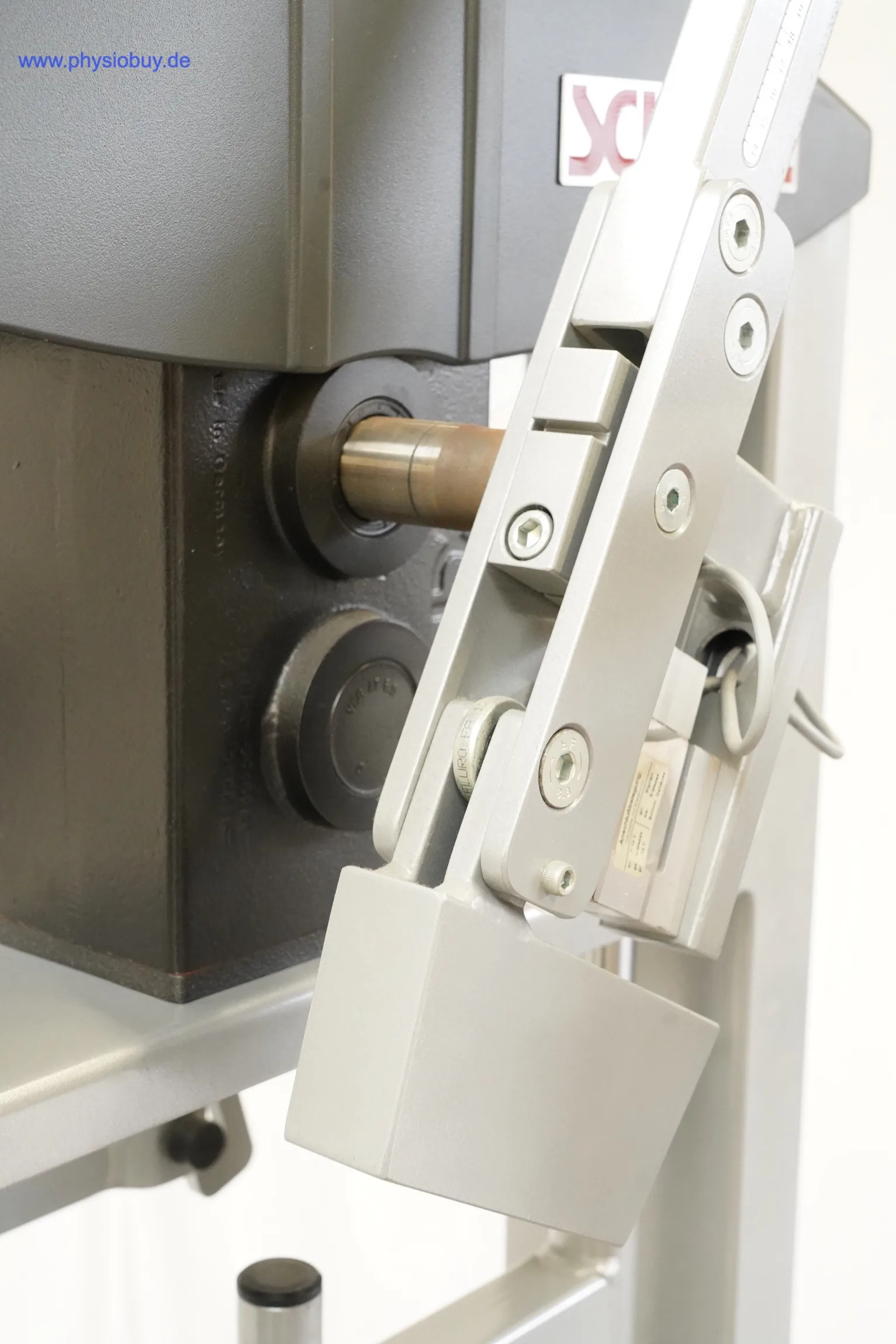 Feststellbolzen mit rotem Griff am Antriebsblock des SCHNELL HWS Trainers, Nahaufnahme, gebraucht