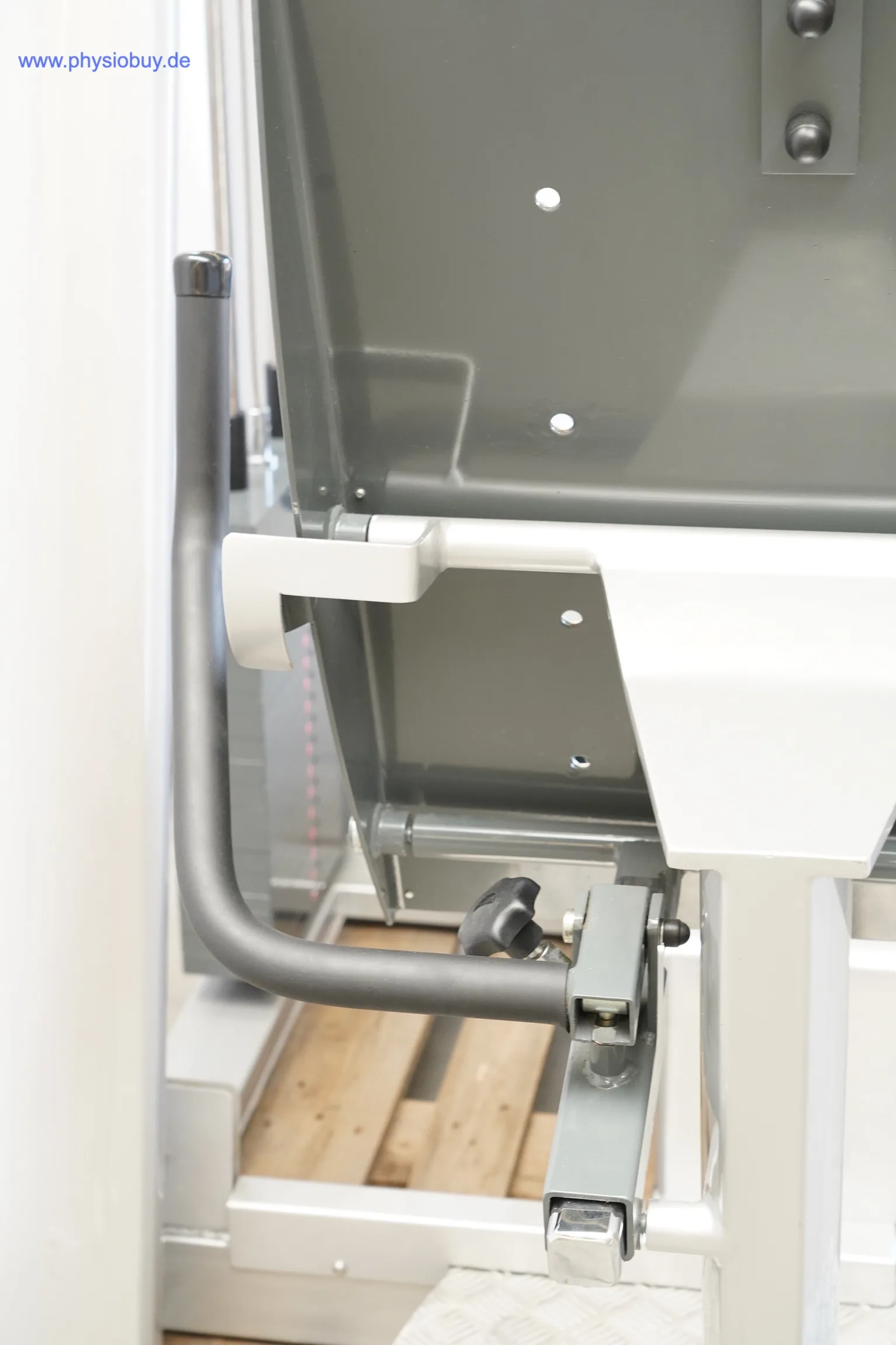 Metallgelenk der MKB NB6 Funktionsstemme im Detail, Rahmen auf Holzpalette