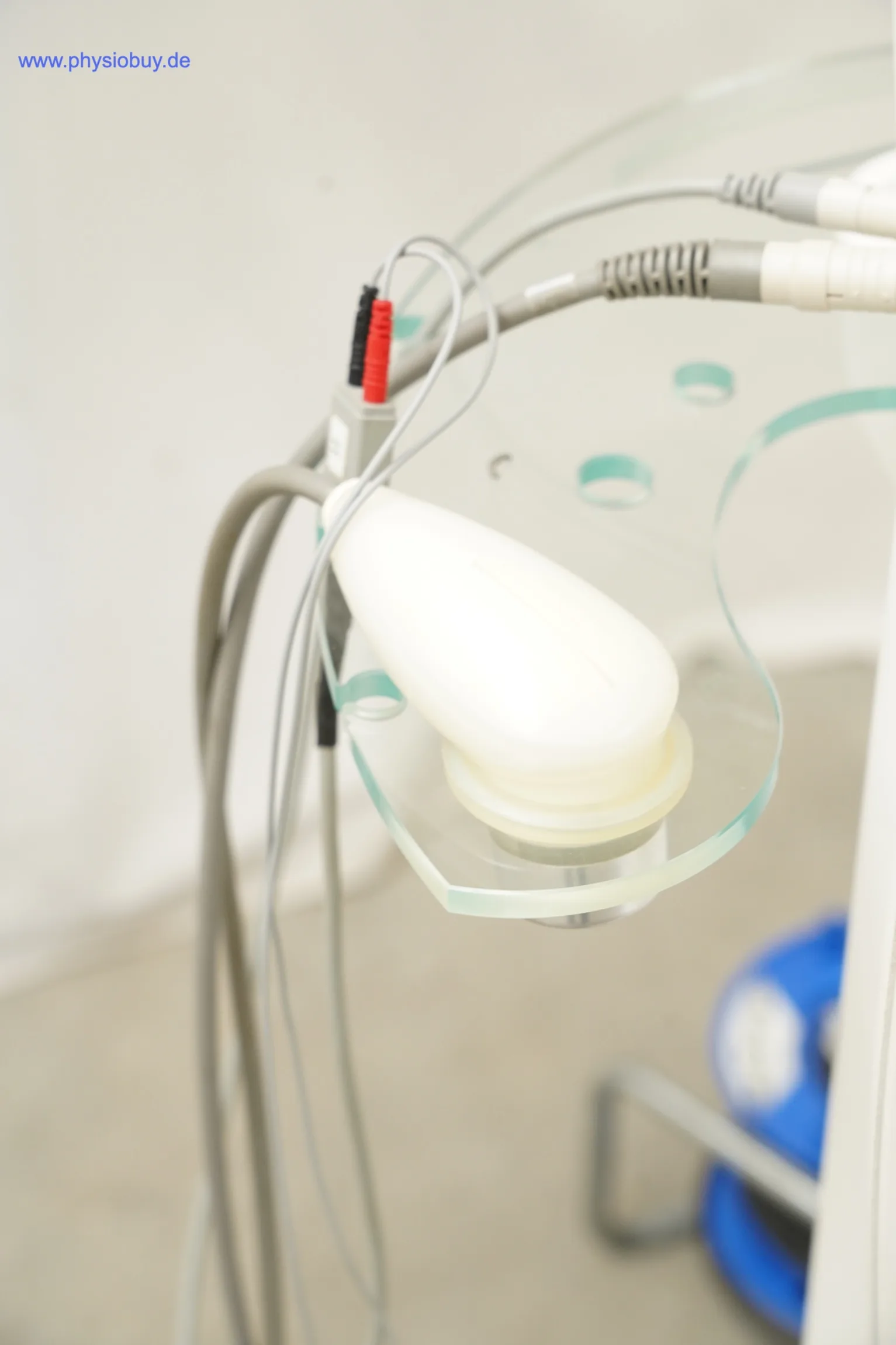 Ultraschall-Applikator mit Kabeln in der Ablageschale des Zimmer PhySys
