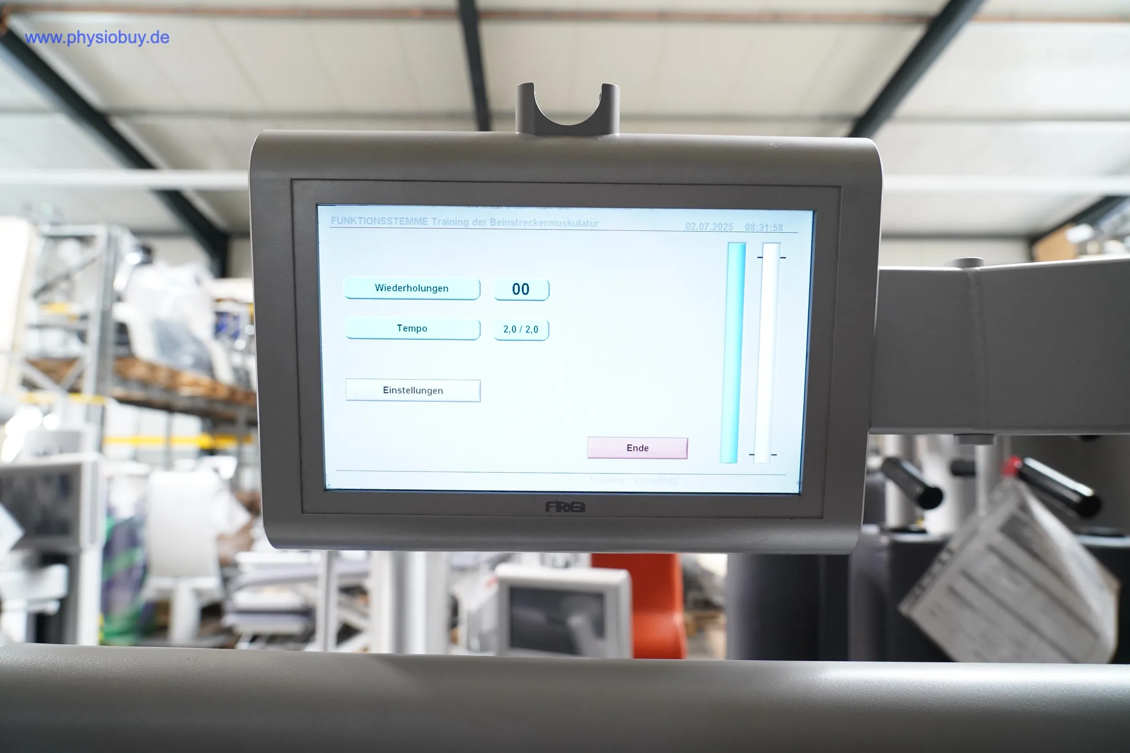 FREI Genius ECO Gerätepark: Touchscreen-Display mit Einstellfeldern, im Hintergrund eine Halle