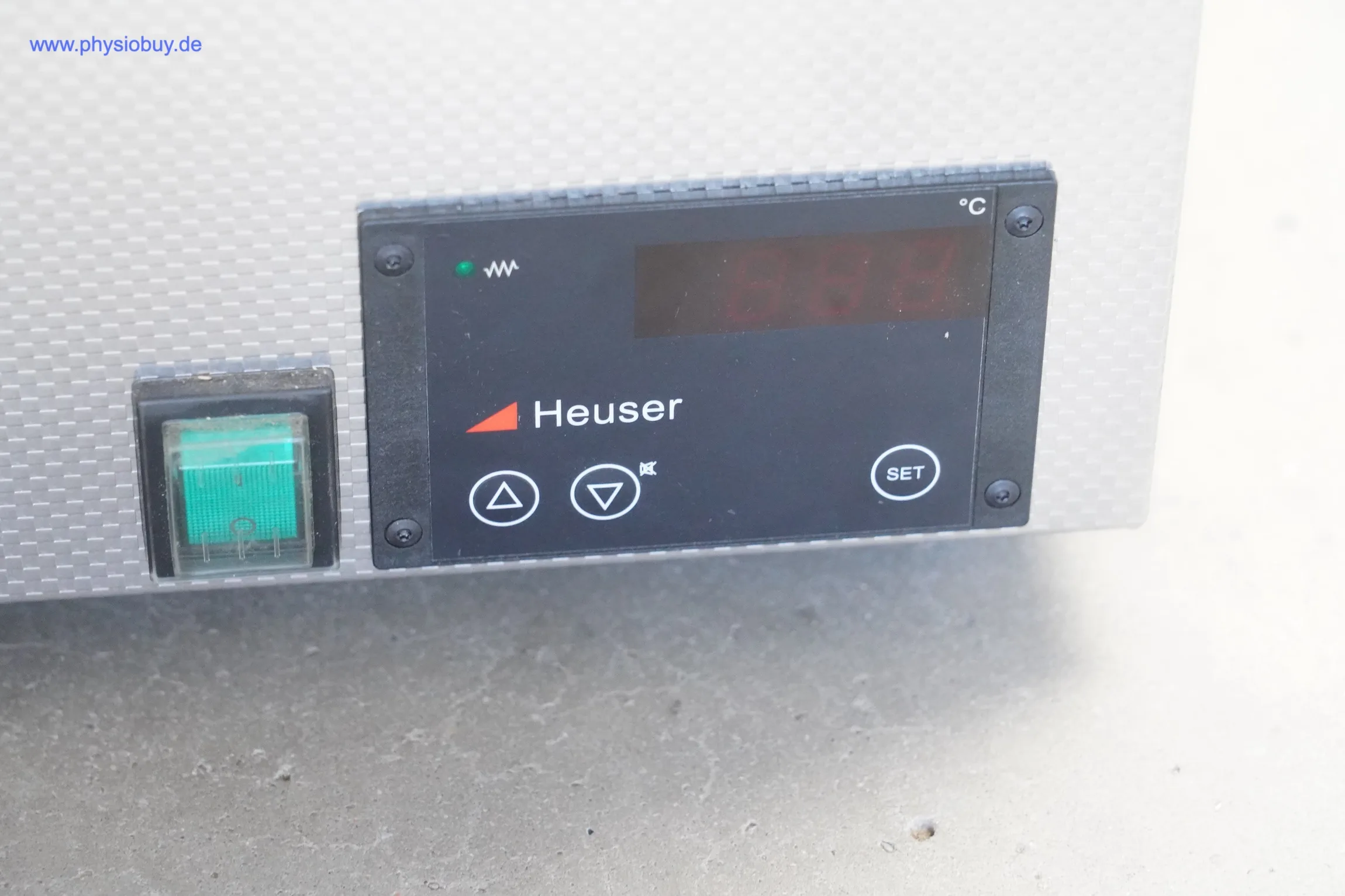 Bedienfeld des Heuser Wasserbads WB 16-130/4 mit Schalter und Temperaturanzeige