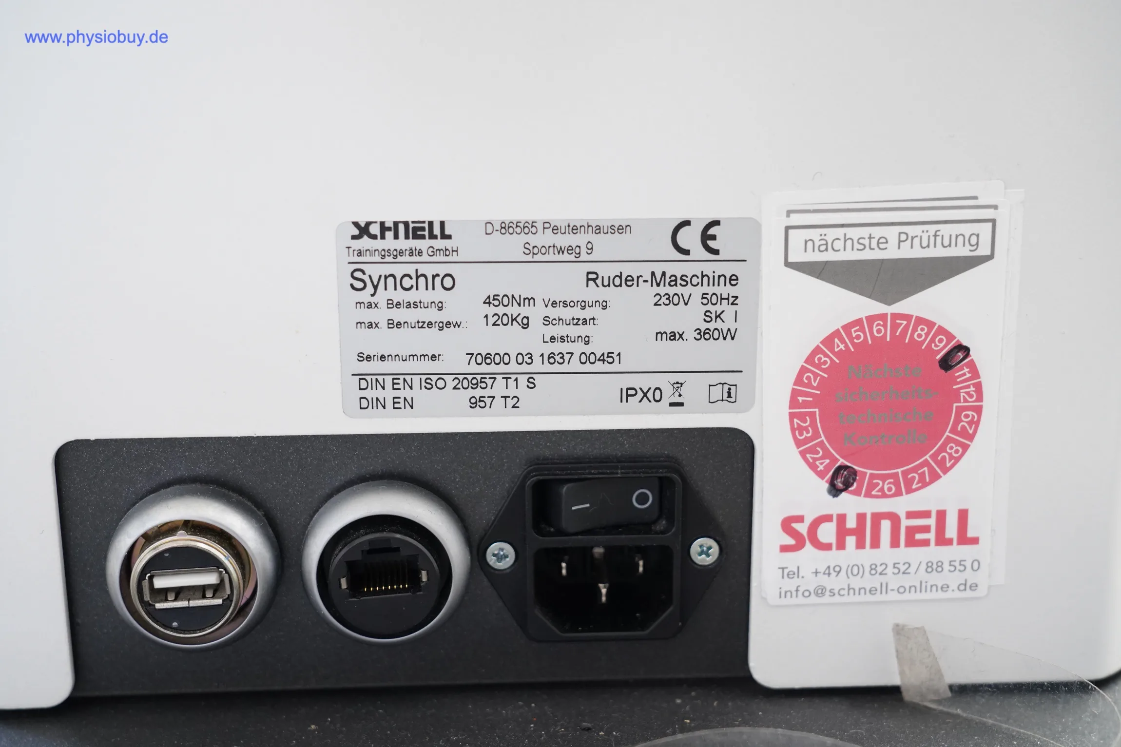 Typenschild der Ruder-Maschine mit technischen Daten, Nahaufnahme