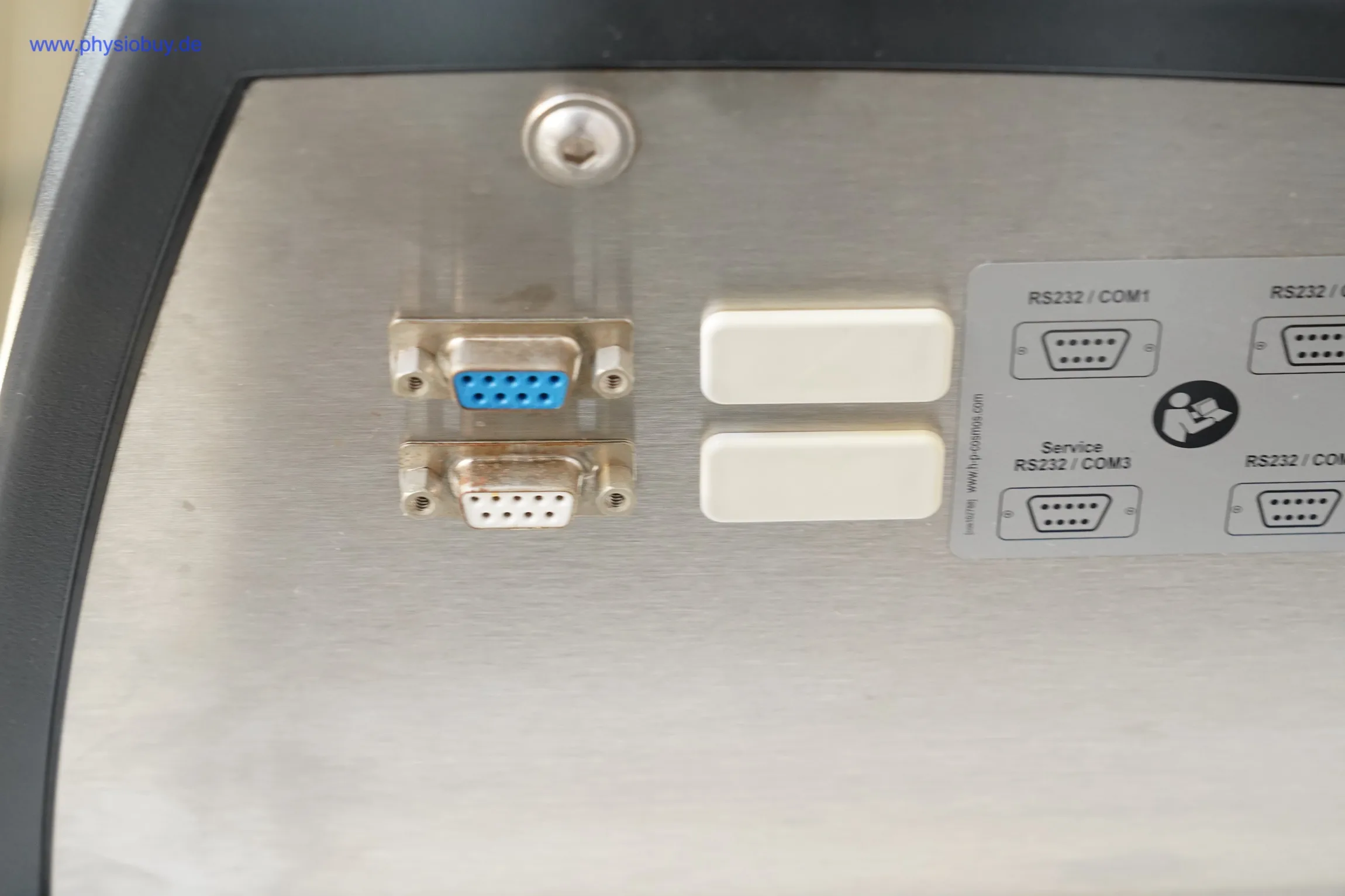 Schnittstellenanschlüsse RS232 am Gehäuse des HP Cosmos Pluto, Nahaufnahme