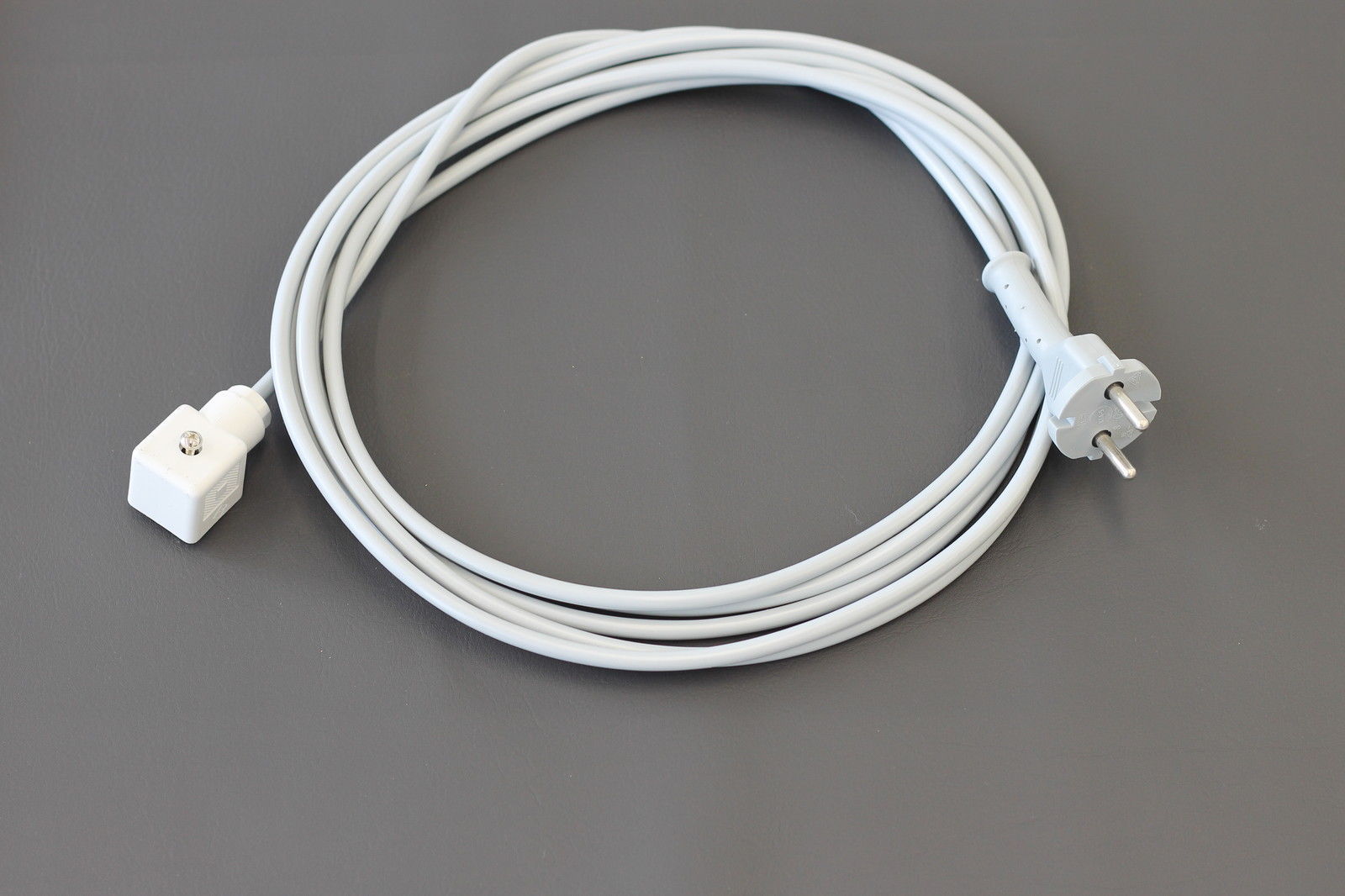 Weißes Netzkabel mit Winkelstecker für Hanning E-Motoren