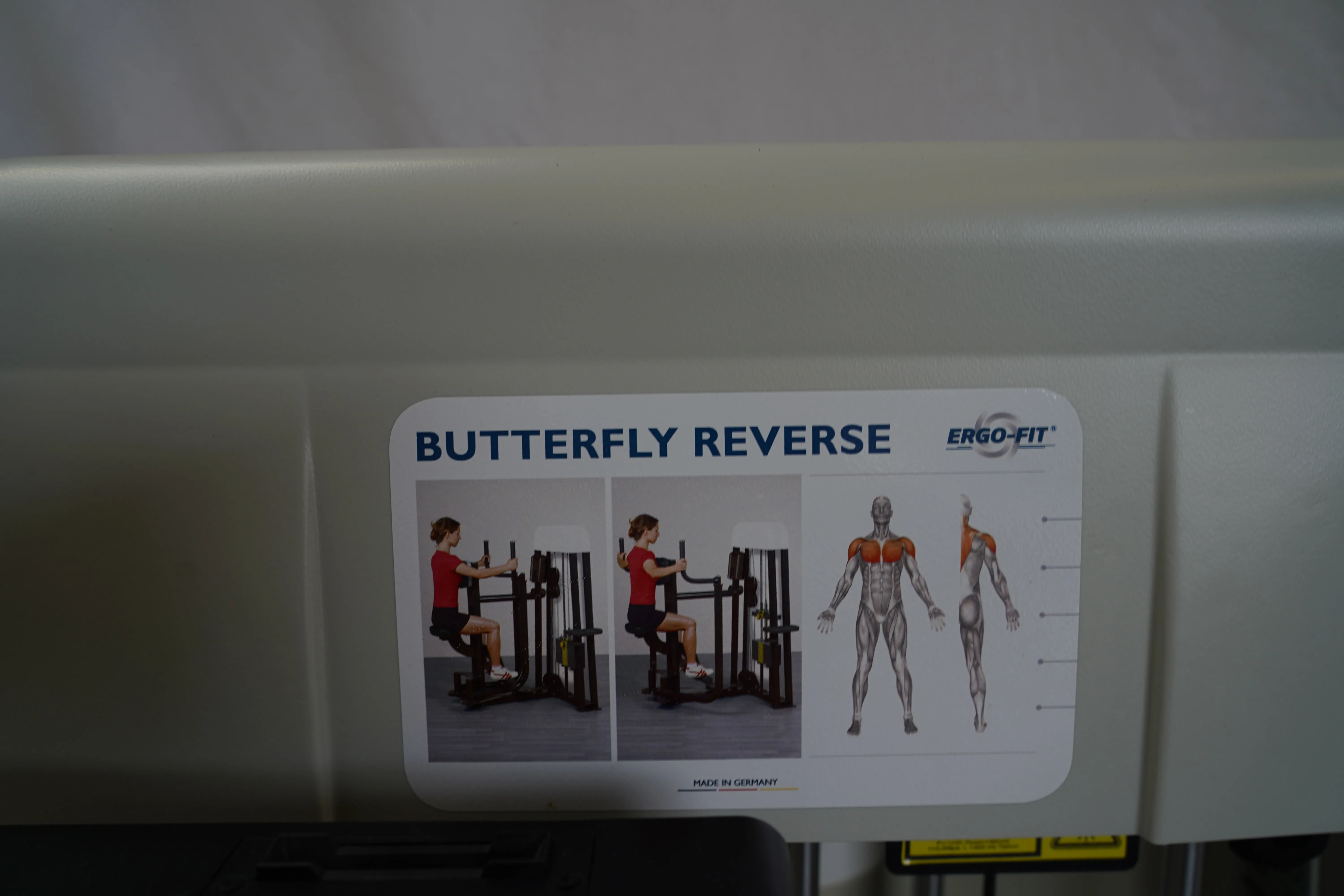 Stationsschild "Butterfly Reverse" mit Übungsdarstellung am Ergo-Fit 4100S Gerätepark