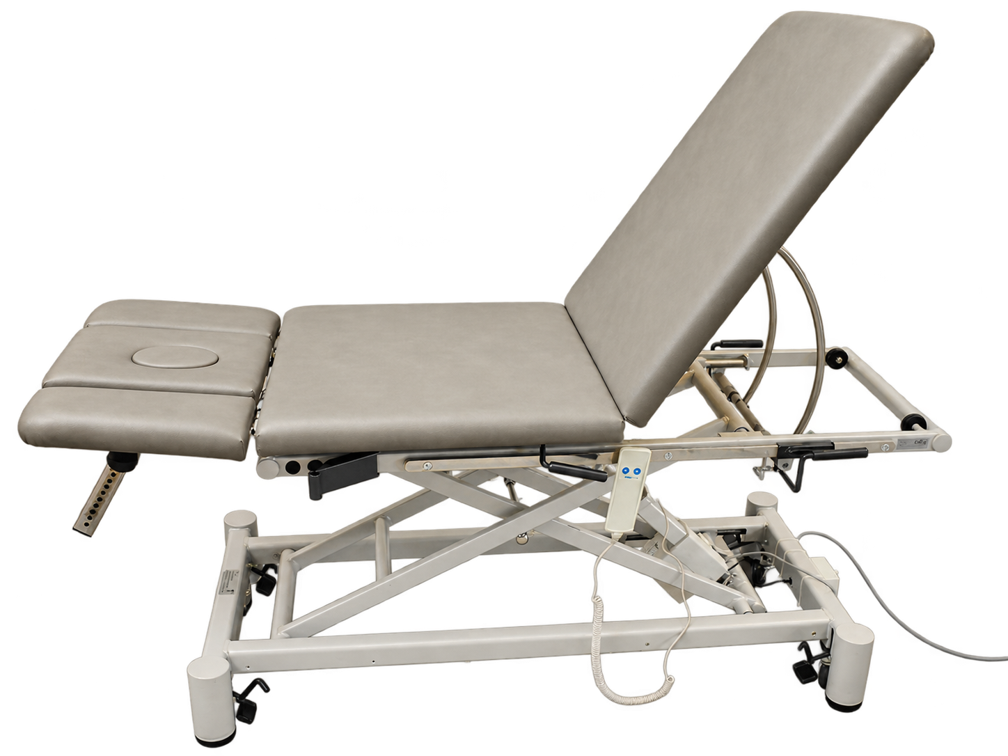 FREI Gym-X (e) Manuell Therapieliege seitlich, Rückenlehne hochgestellt, graue Polster, Scherengestell